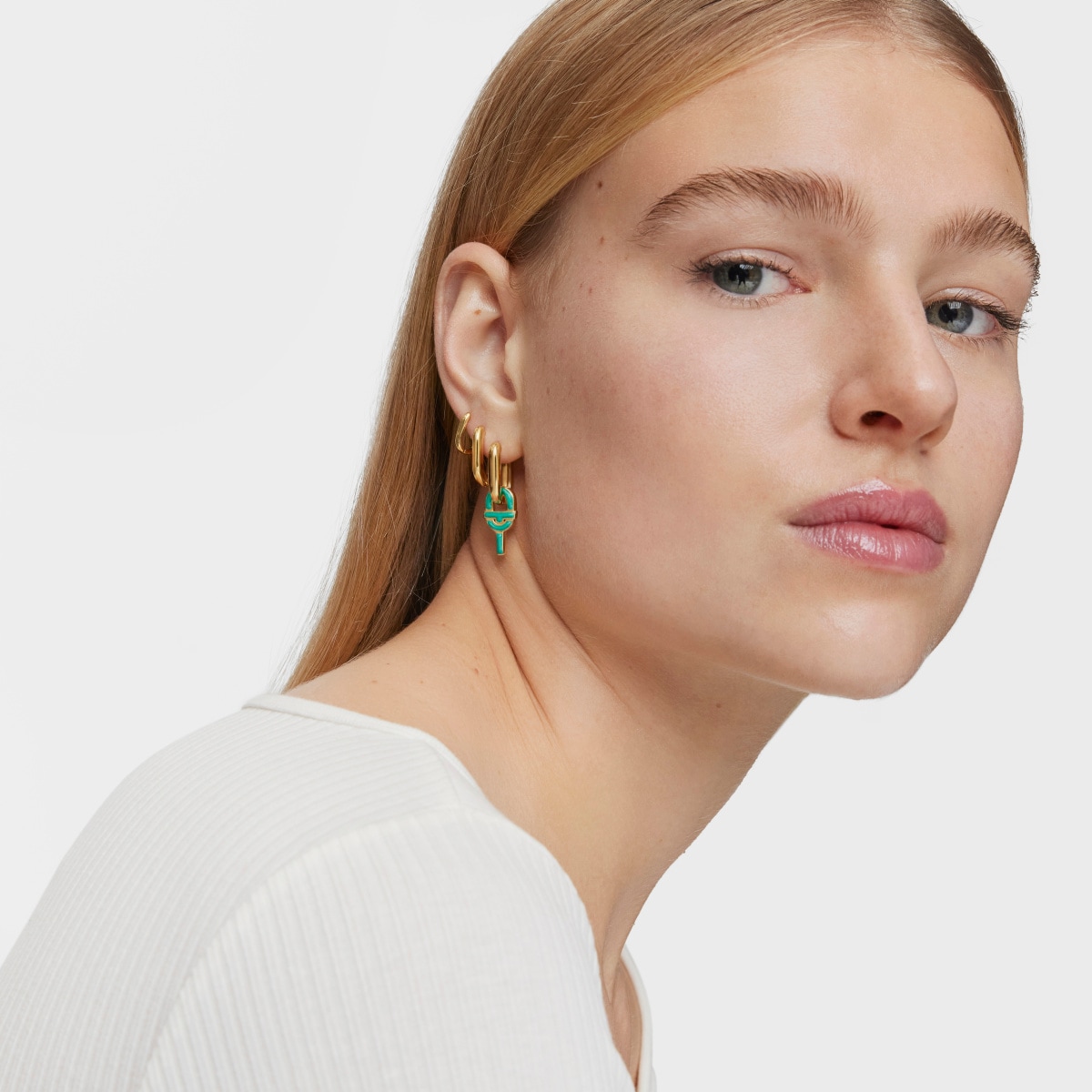 Pendiente suelto de aro con baño de oro 18 kt sobre plata y motivo colgante color verde TOUS MANIFESTO