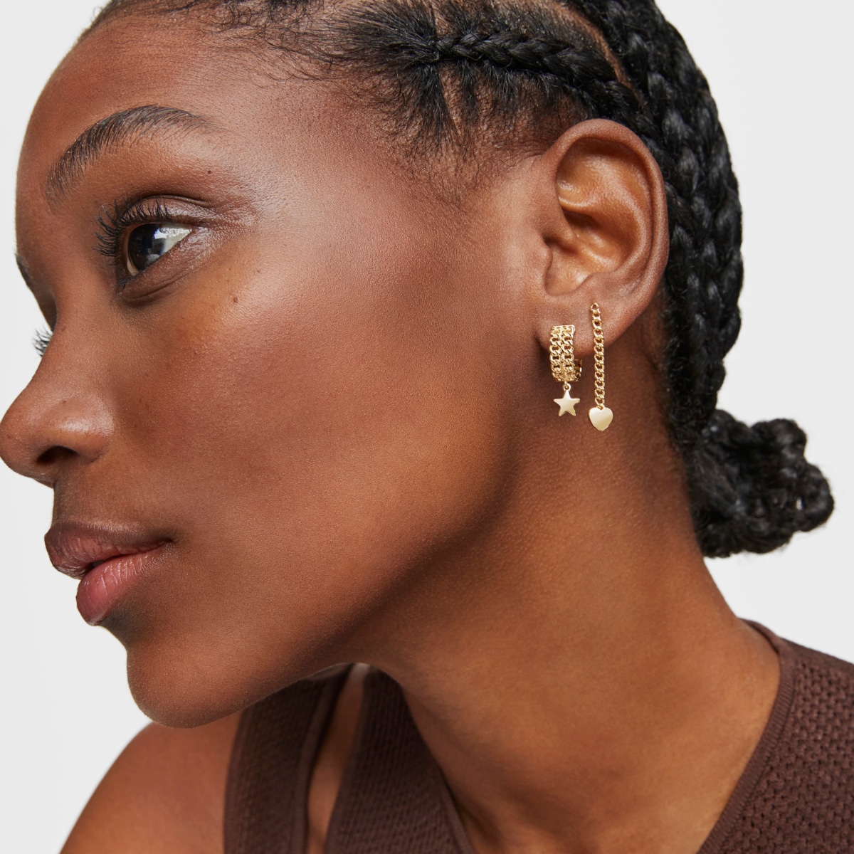 Pendientes aro cortos con baño de oro 18 kt sobre plata motivo estrella Bold Motif