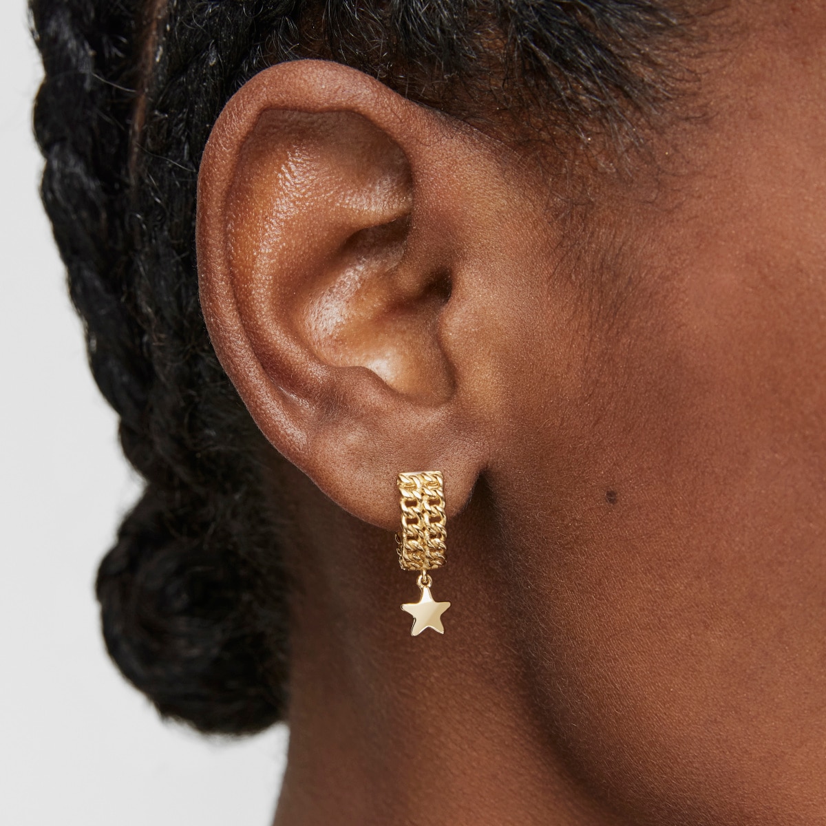 Pendientes aro cortos con baño de oro 18 kt sobre plata motivo estrella Bold Motif