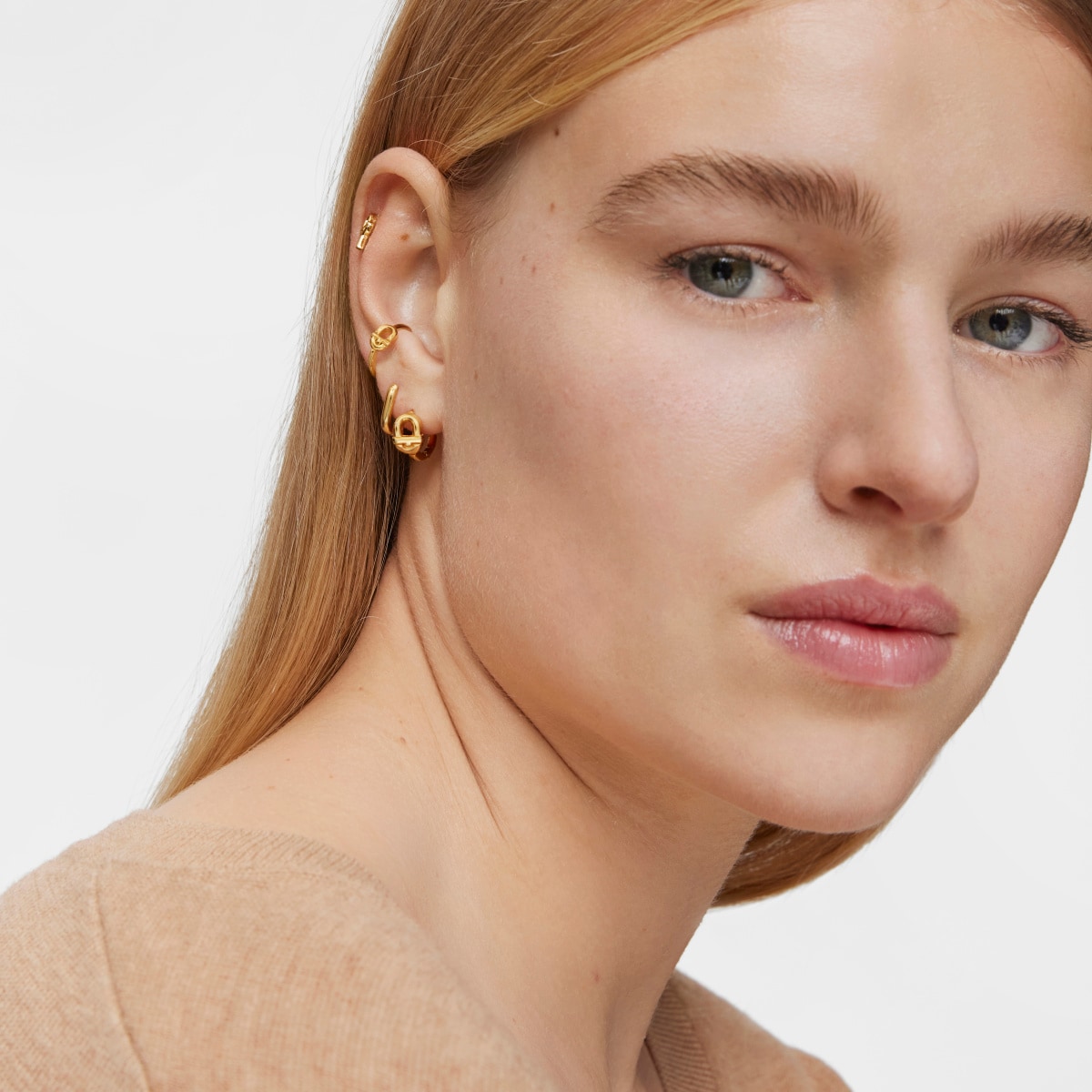 Pendientes de aro con baño de oro 18 kt sobre plata y motivo TOUS MANIFESTO