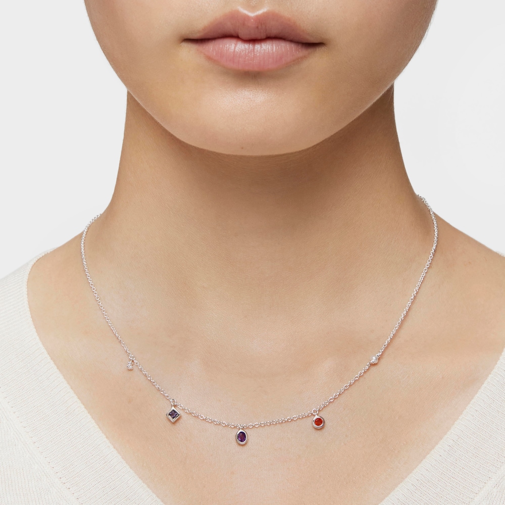 Kr&aacute;tk&yacute; stř&iacute;brn&yacute; N&aacute;hrdeln&iacute;k s&nbsp;drah&yacute;mi kameny a uměle vypěstovanou perlou TOUS Basic Colors