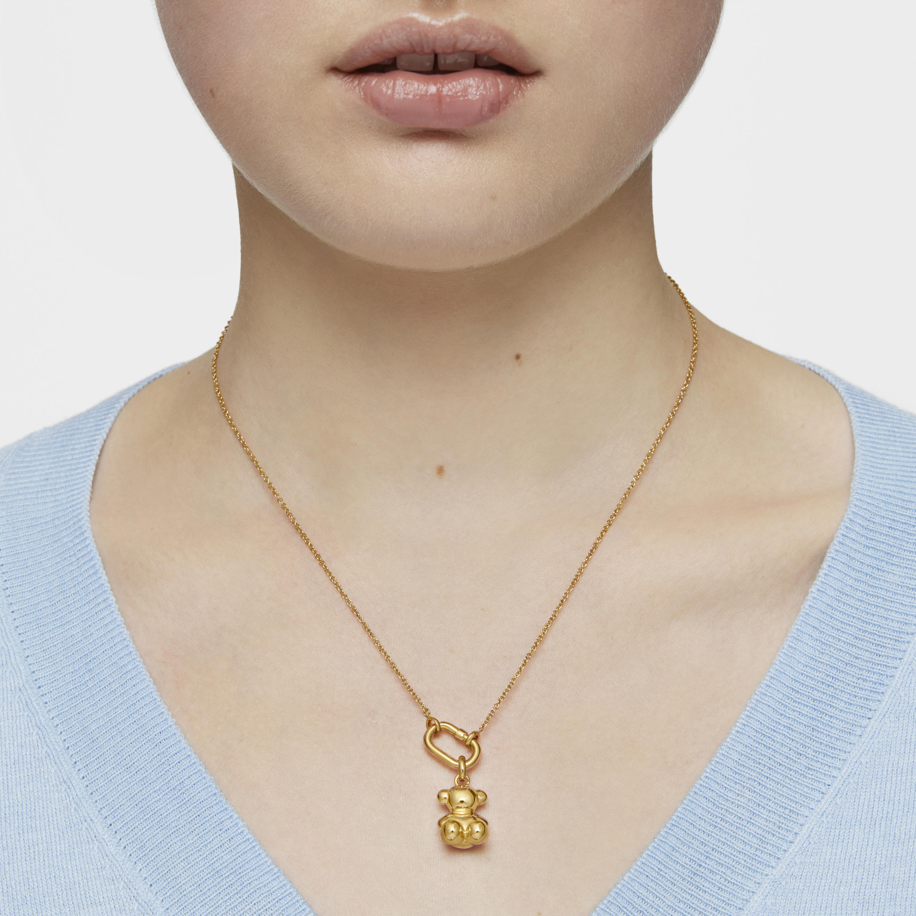 Collar corto con baño de oro 18 kt sobre plata con anilla Hold Oval