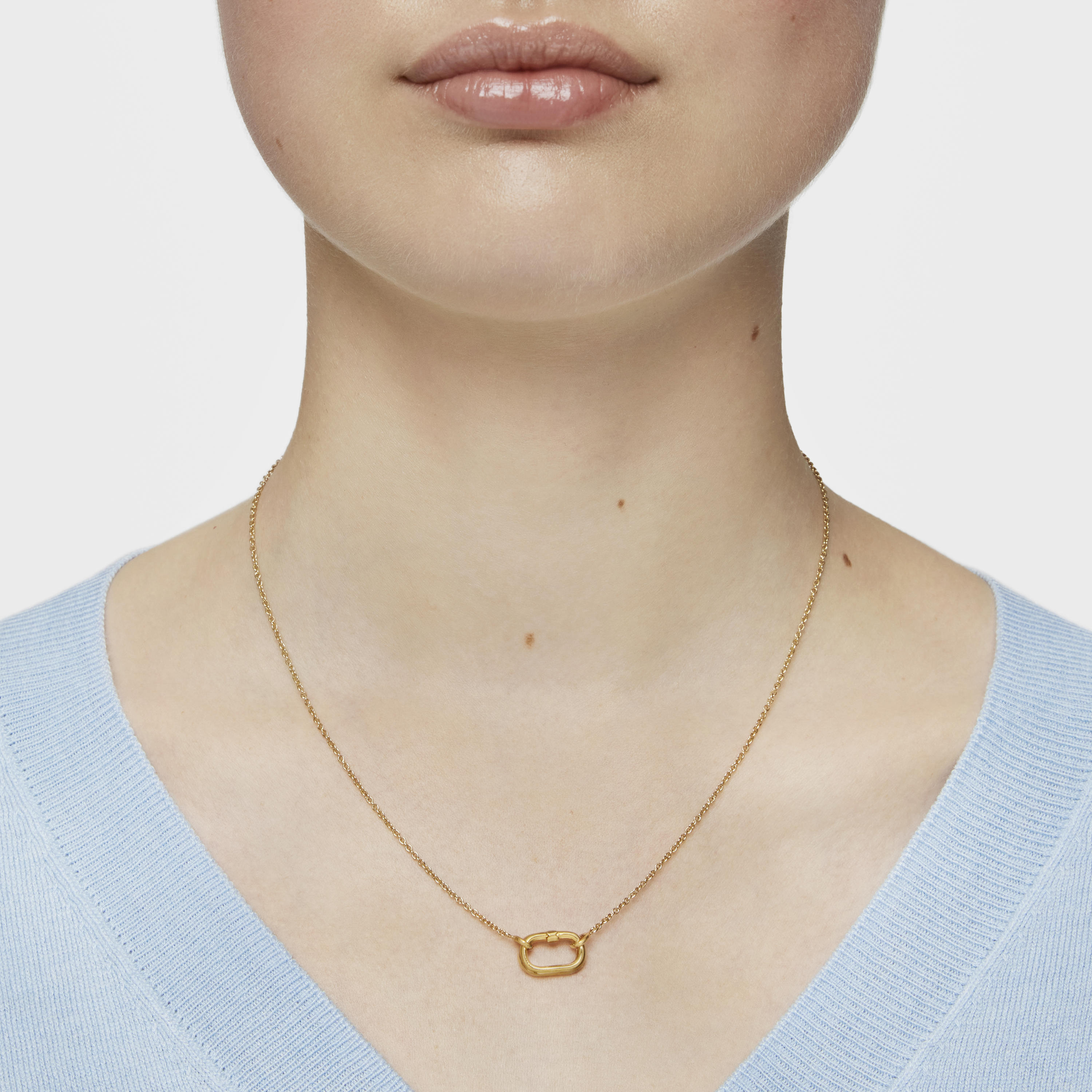 Collar corto con baño de oro 18 kt sobre plata con anilla Hold Oval