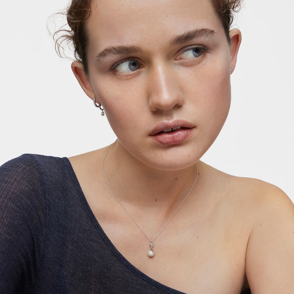 Kr&aacute;tky N&aacute;hrdeln&iacute;k z&nbsp;bieleho zlata so srdcom, diamantmi a&nbsp;kultivovanou perlou TOUS Grain