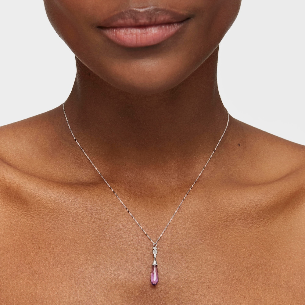 Kr&aacute;tk&yacute; N&aacute;hrdeln&iacute;k z&nbsp;b&iacute;l&eacute;ho zlata s&nbsp;medv&iacute;dkem, diamanty a&nbsp;ametystem TOUS Grain