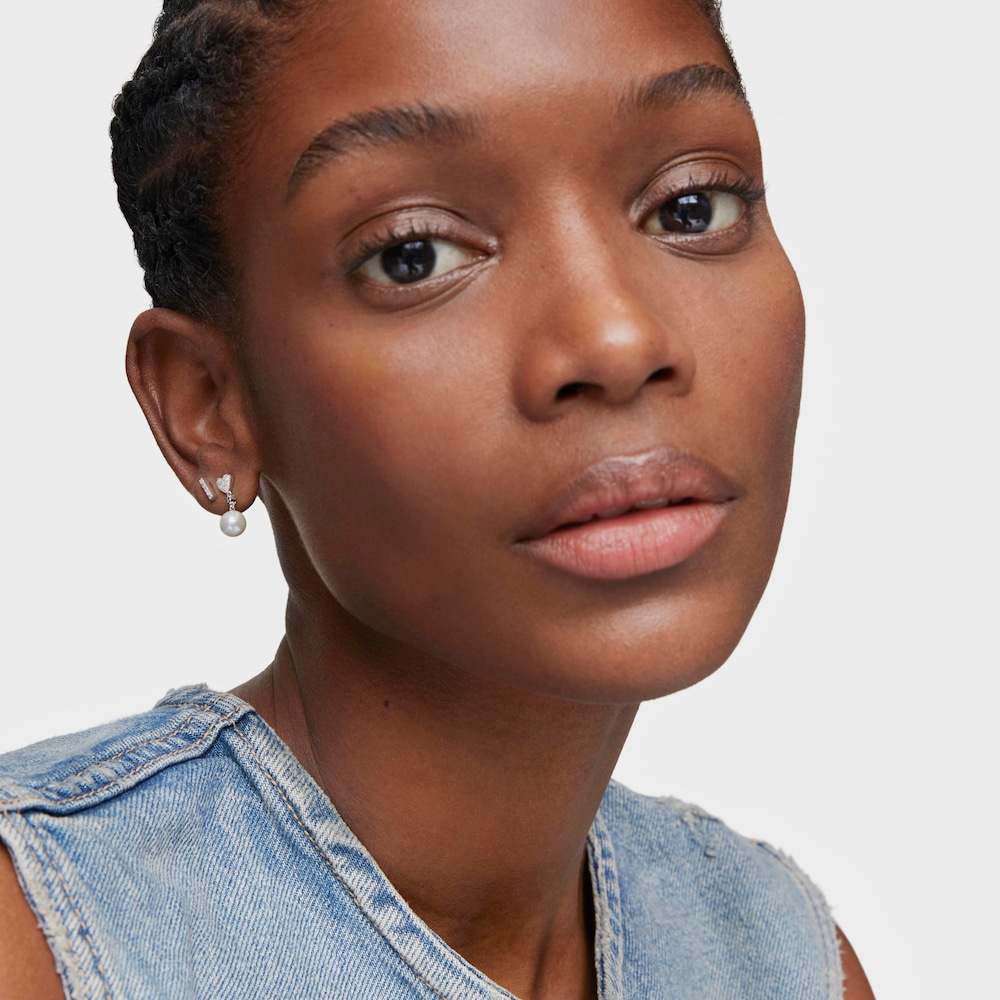 Kr&aacute;tk&aacute; Nep&aacute;rov&aacute; n&aacute;u&scaron;nice z&nbsp;b&iacute;l&eacute;ho zlata se srdcem, diamanty a&nbsp;uměle vypěstovanou perlou TOUS Grain