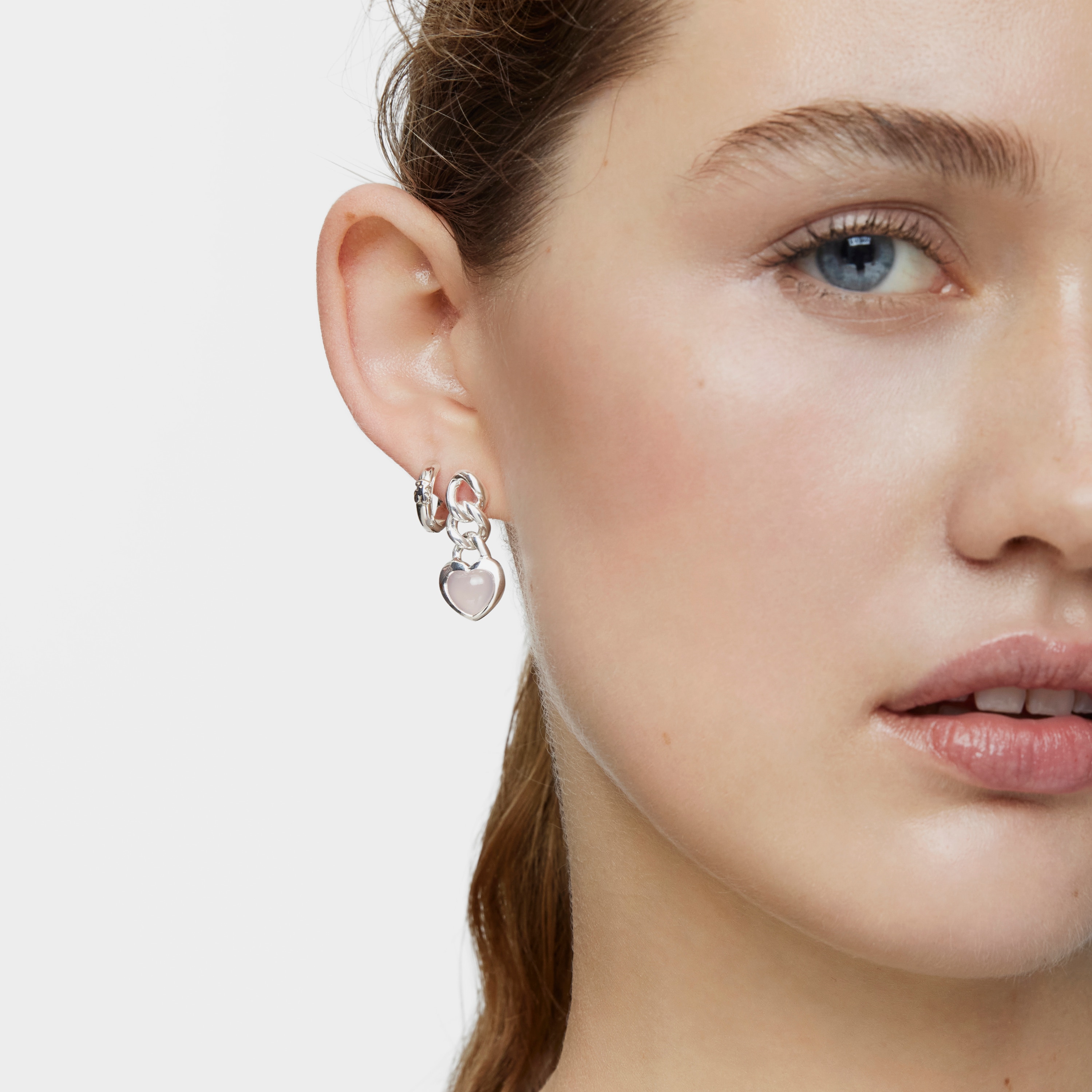 Pendientes cortos corazón de plata y calcedonia Bold Motif