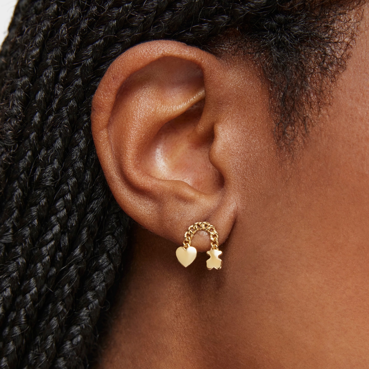 Pendientes cortos con baño de oro 18 kt sobre plata y motivos Bold Motif