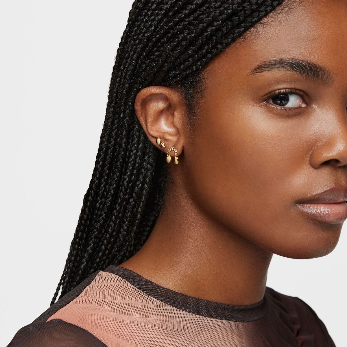 Pendientes cortos con baño de oro 18 kt sobre plata y motivos Bold Motif