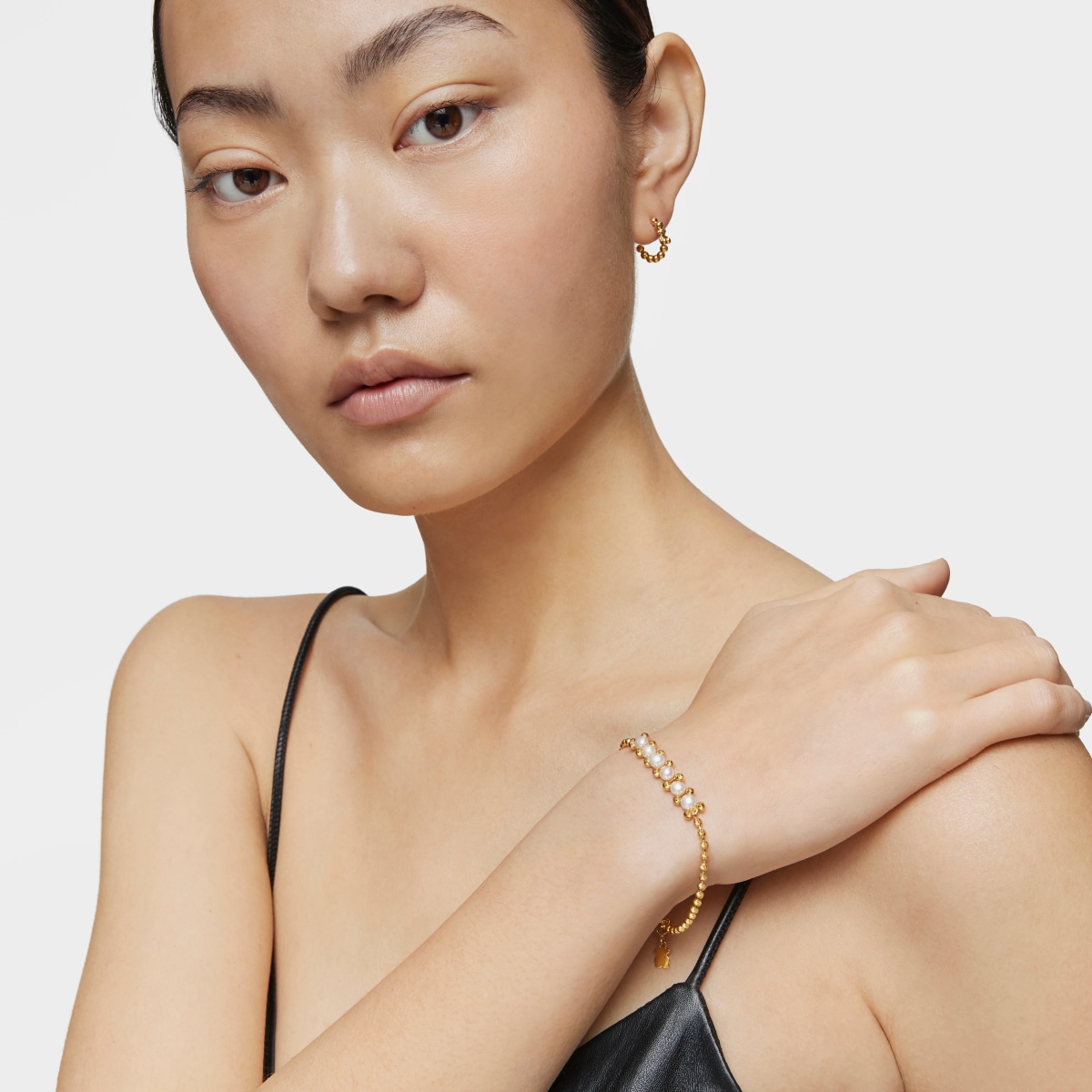 Pearl chain Bracelet with 18kt gold plating over silver and cultured pearls Gloss
