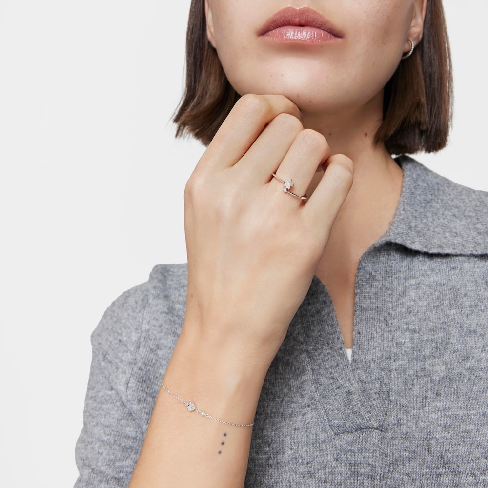 Řet&iacute;zkov&yacute; n&aacute;ramek z&nbsp;b&iacute;l&eacute;ho zlata se srdcem, diamanty a&nbsp;uměle vypěstovan&yacute;mi perlami TOUS Grain