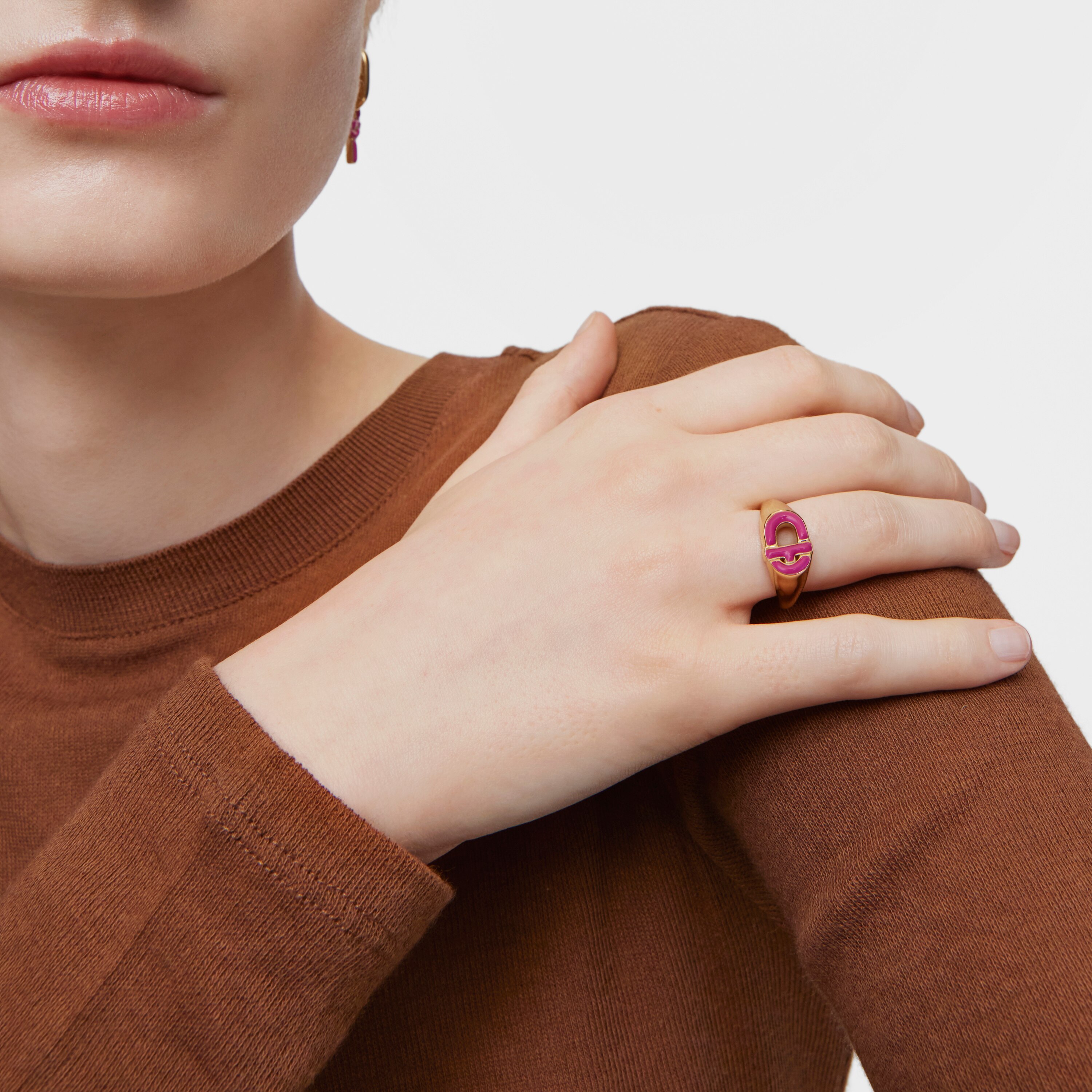 Signet ring with 18kt gold plating over silver and fuchsia-colored enamel TOUS MANIFESTO