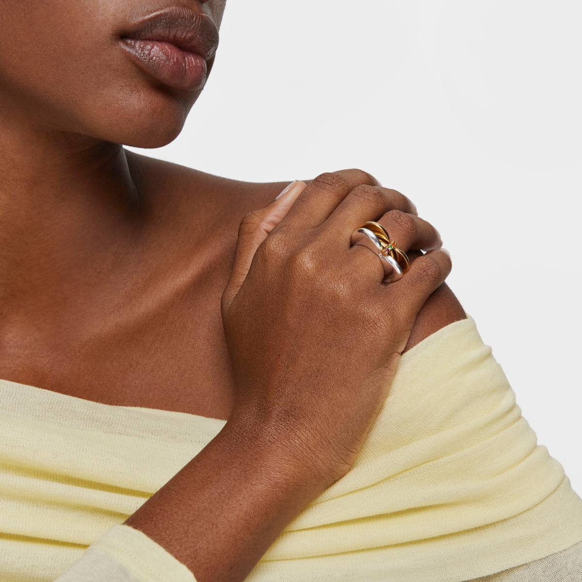 Anillo pequeño con baño de oro 18 kt sobre plata y gemas Basic Colors