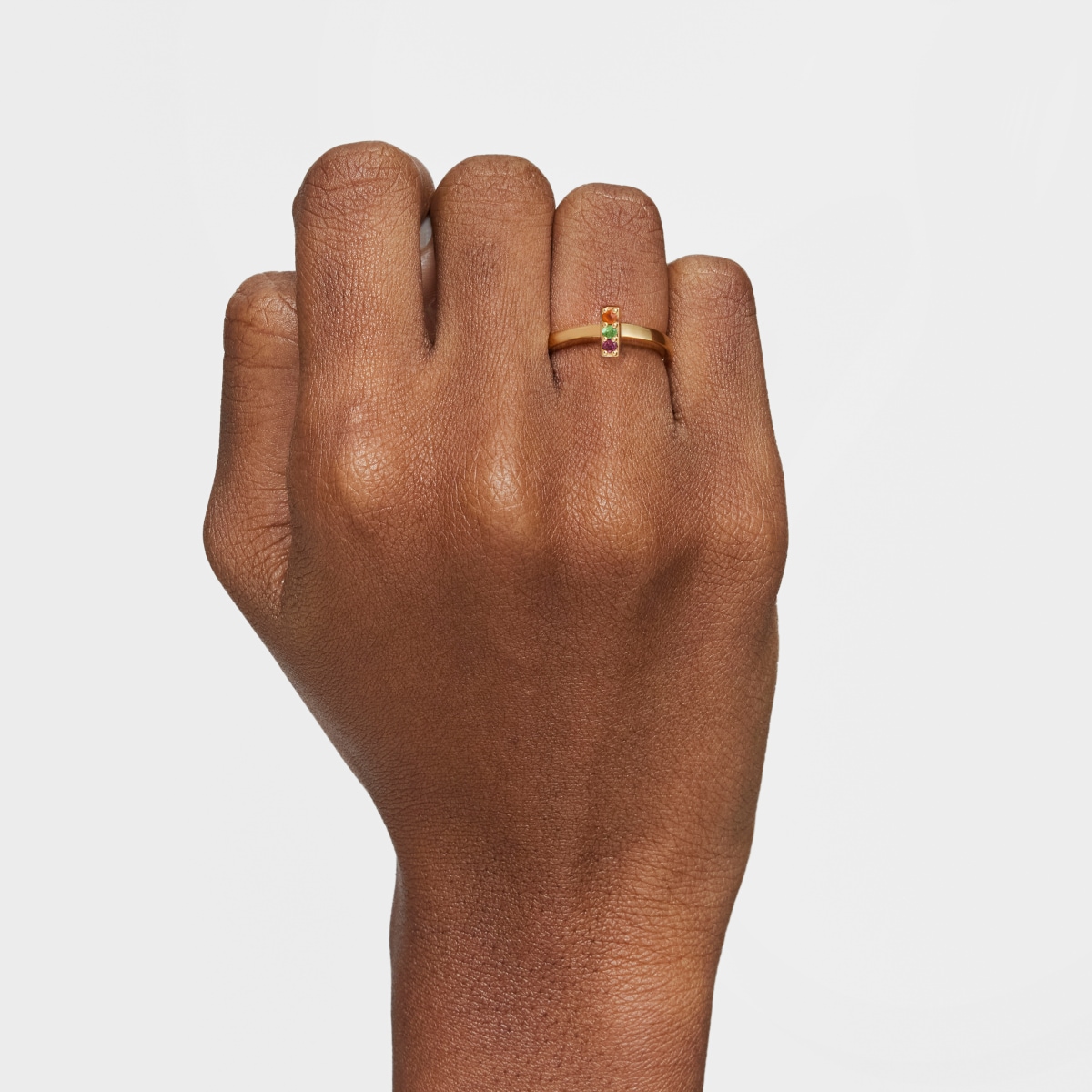 Anillo pequeño con baño de oro 18 kt sobre plata y gemas Basic Colors