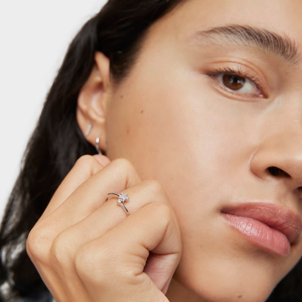 Anillo pequeño estrella de oro blanco con diamantes TOUS Grain