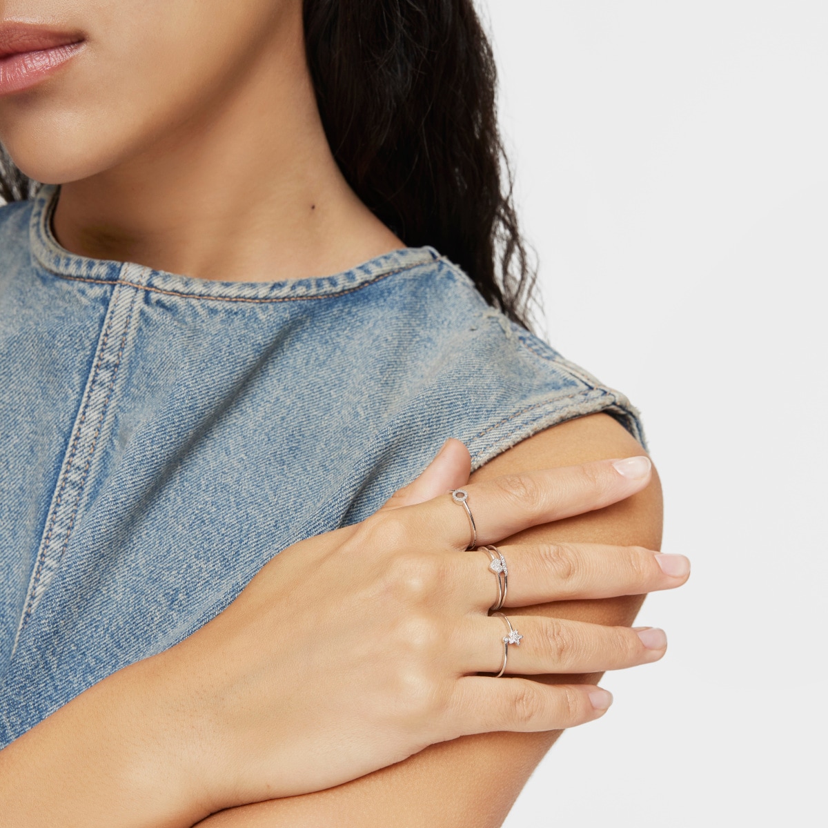 Anillo pequeño estrella de oro blanco con diamantes TOUS Grain