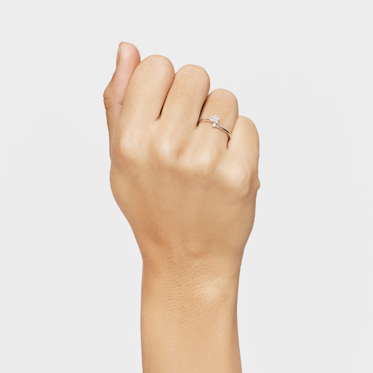Anillo pequeño estrella de oro blanco con diamantes TOUS Grain