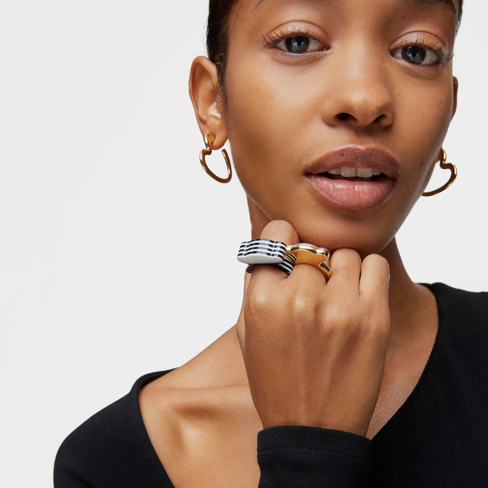 Zestaw dużych dwukolorowych pierścionk&oacute;w z motywem misia i czarnym acetatem My Other Half