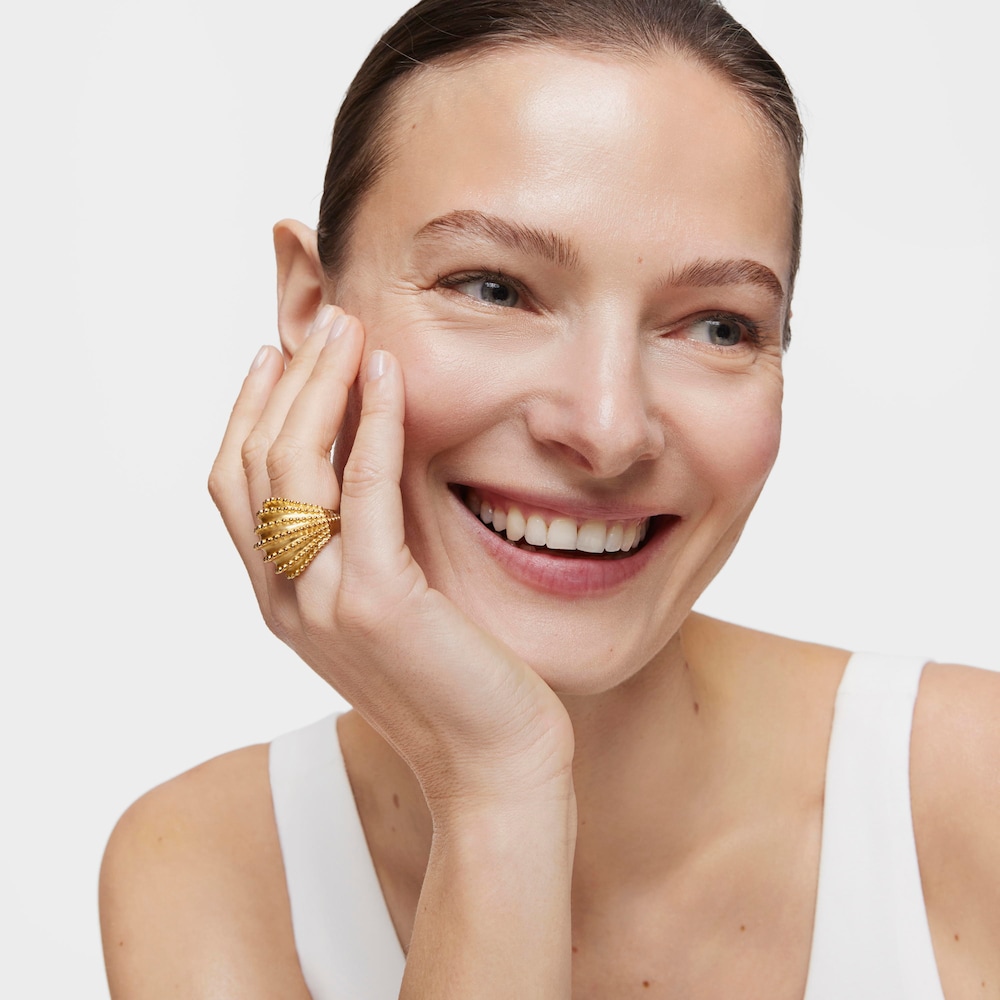 Duży pierścionek ze srebra pokrytego 18-karatowym złotem, z&nbsp;kolekcji TOUS Grain.