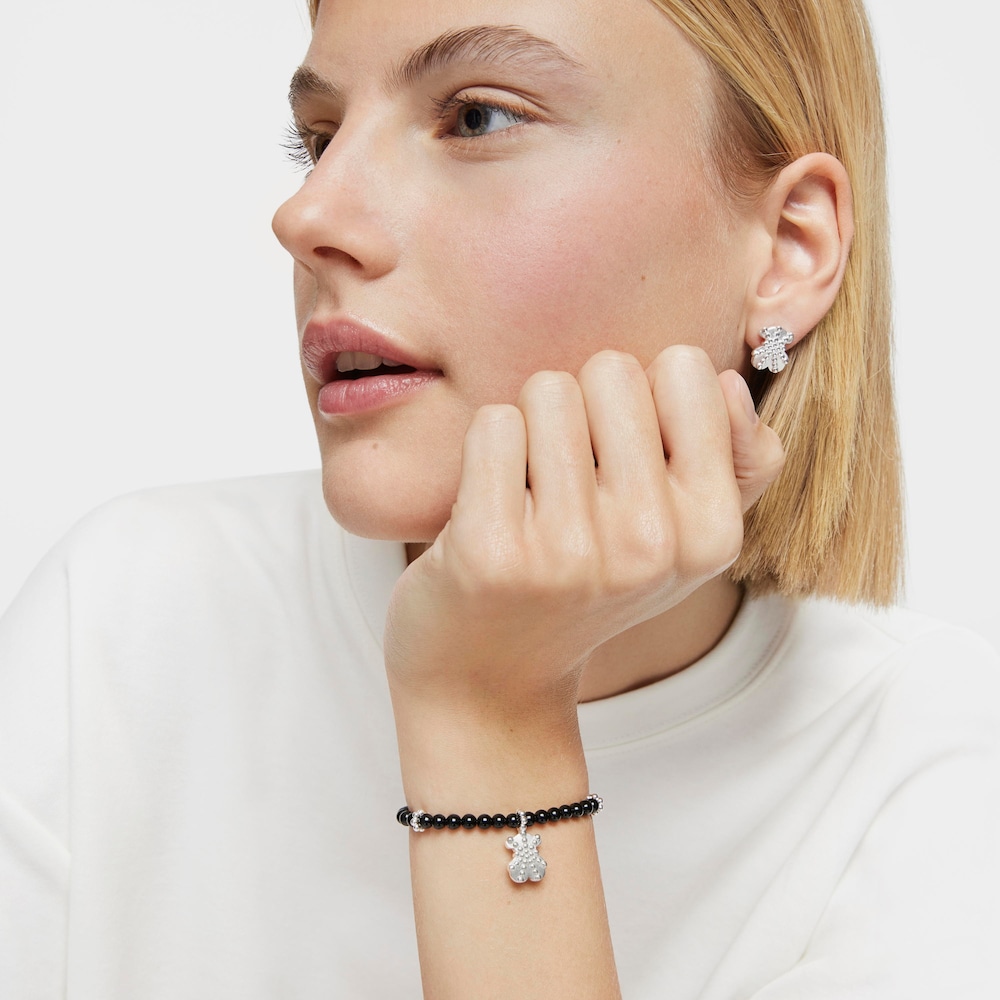 Elastyczna srebrna bransoletka TOUS Grain z onyksem i charmsem w kształcie misia