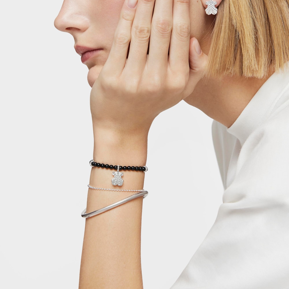 Elastyczna srebrna bransoletka TOUS Grain z onyksem i charmsem w kształcie misia