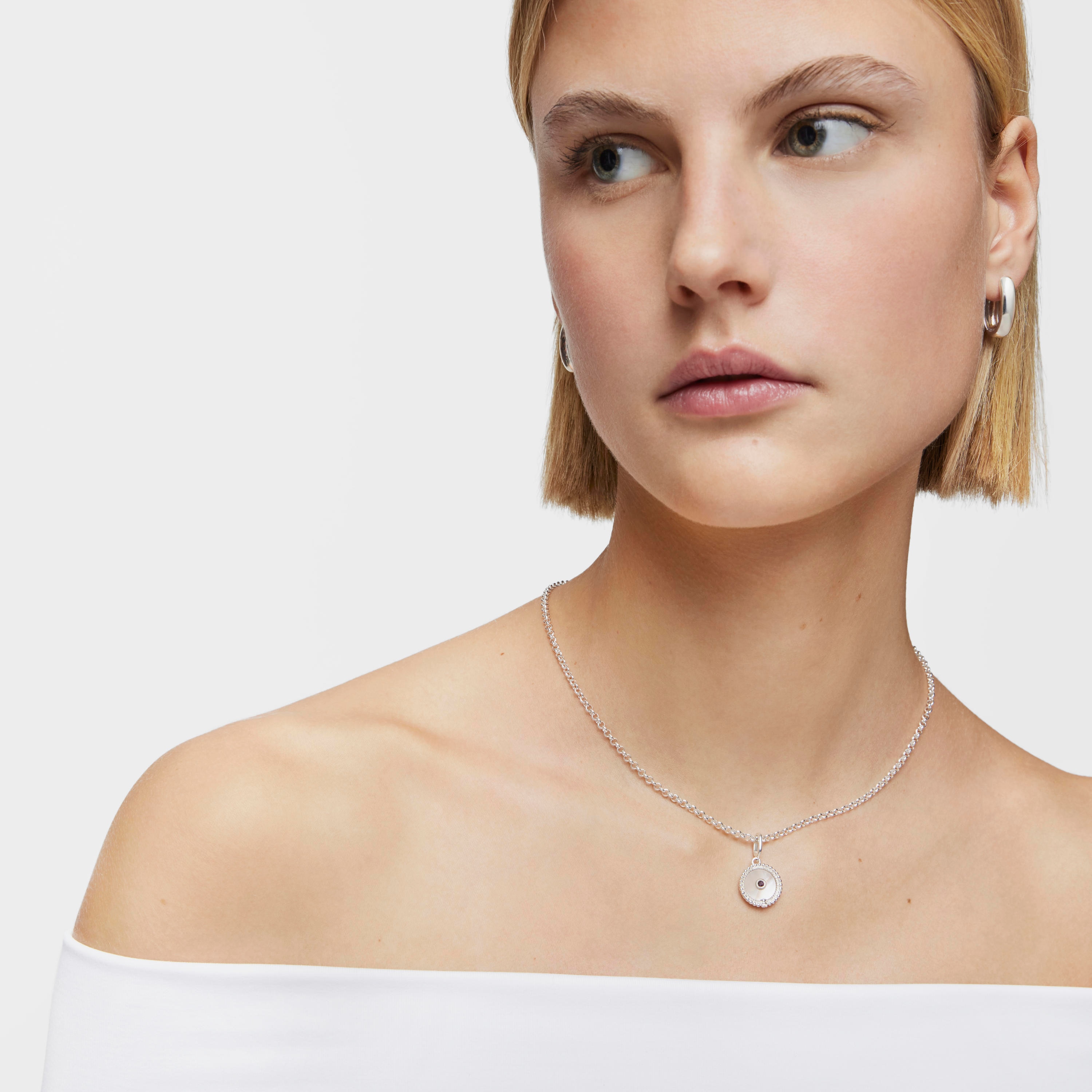 Silver medallion Pendant with nacre, rhodolite and bear motif Medallions