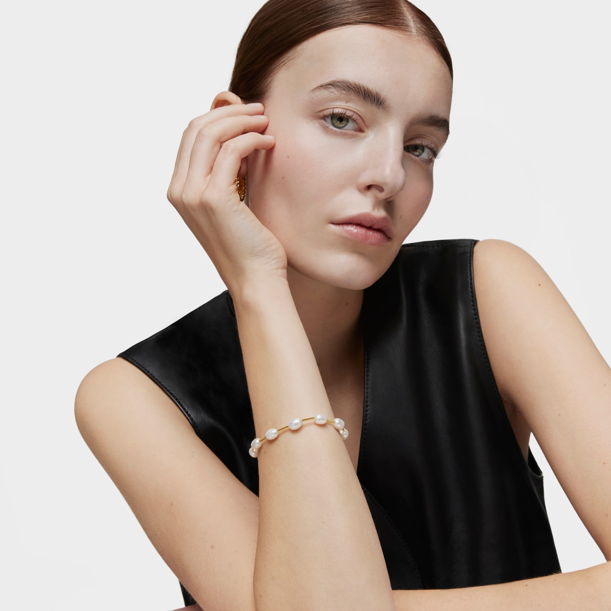 Tube Bracelet with 18kt gold plating over silver and cultured pearls Gloss