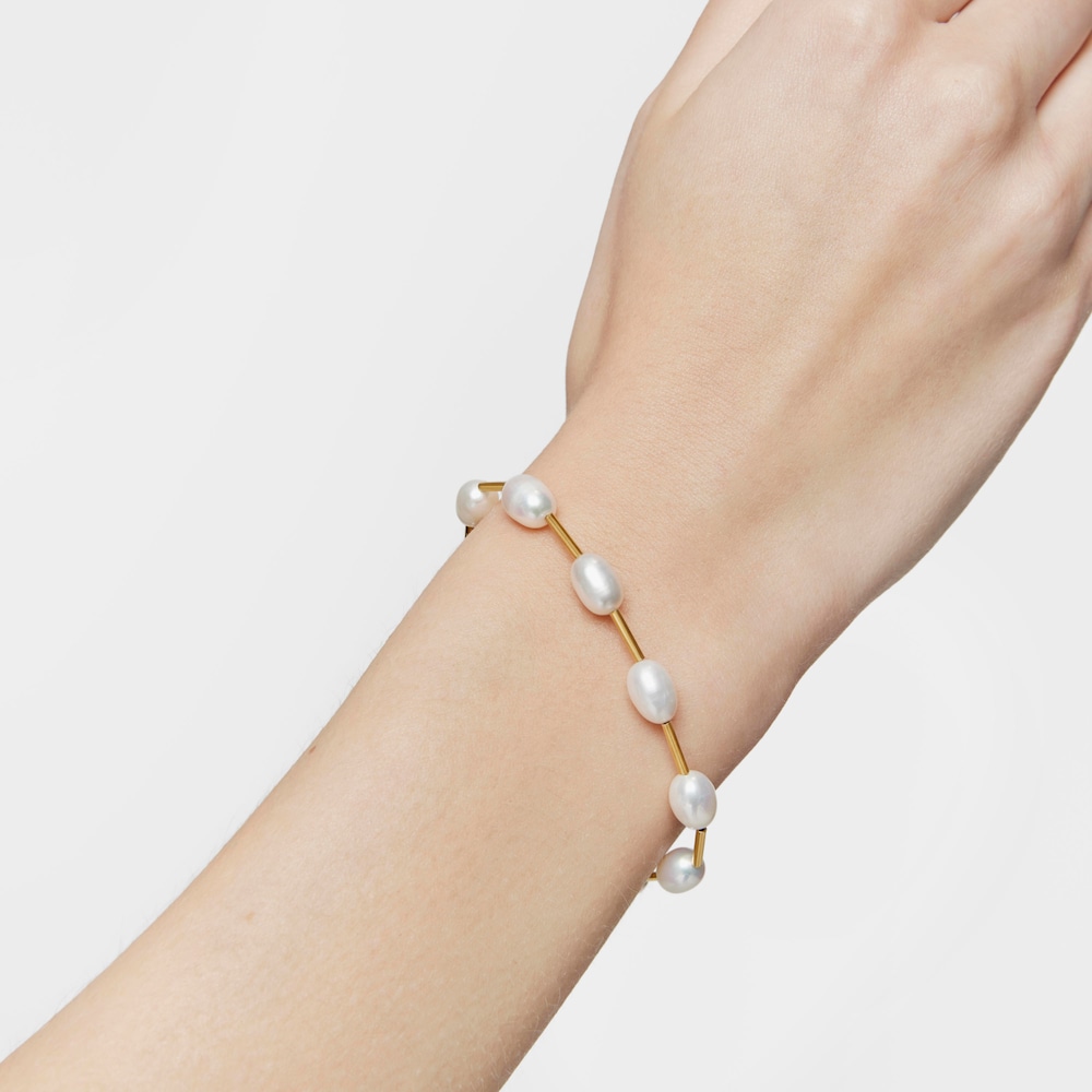 Pulsera tubo con baño de oro de 18 kt sobre plata y perlas cultivadas Gloss image number 4