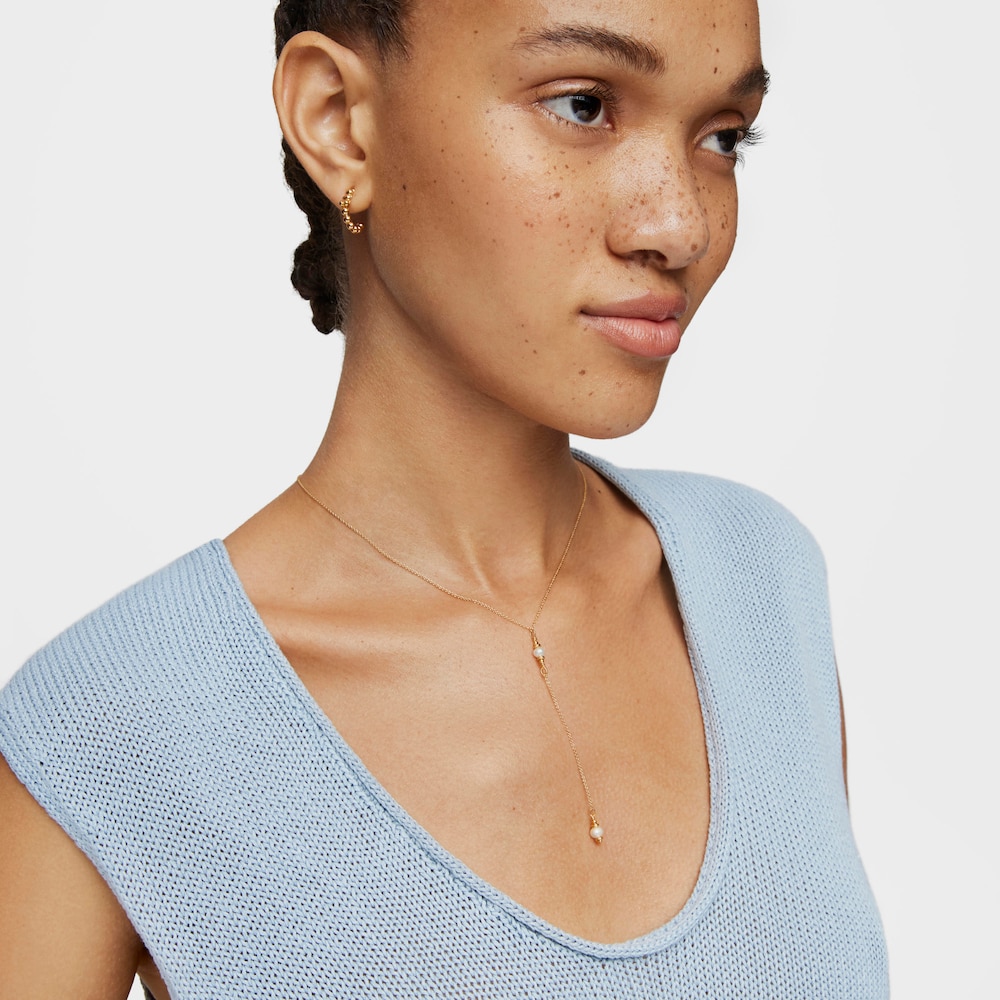 P&aacute;sikov&yacute; Priliehav&yacute; n&aacute;hrdeln&iacute;k s&nbsp;18&nbsp;kt pozl&aacute;ten&iacute;m na striebre a&nbsp;kultivovan&yacute;mi perlami Gloss