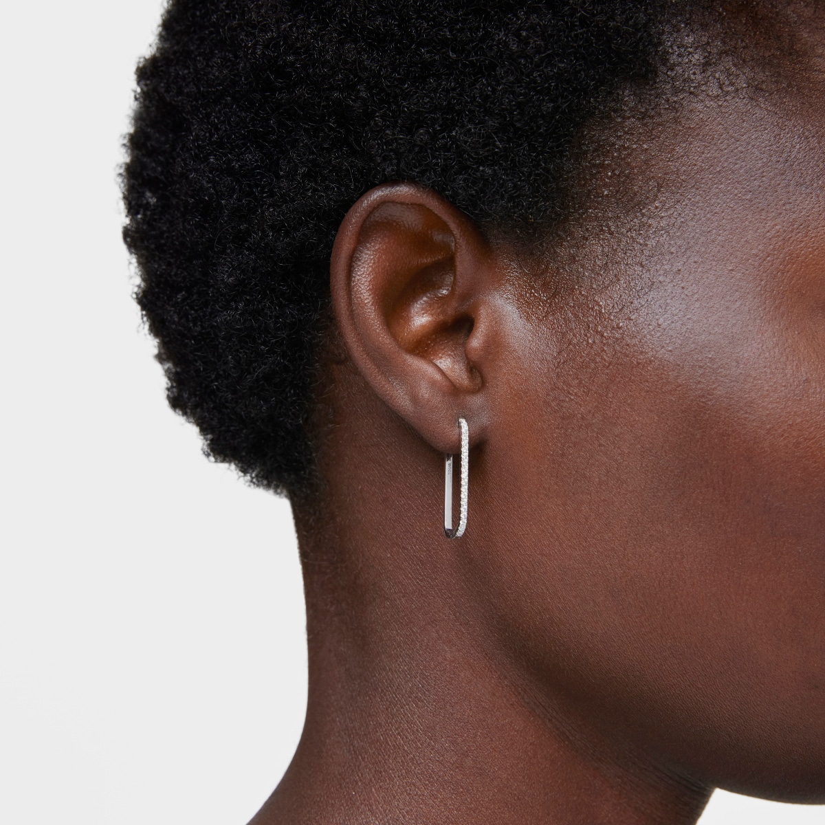 Long oval hoop Earrings in white gold with diamonds Les Classiques