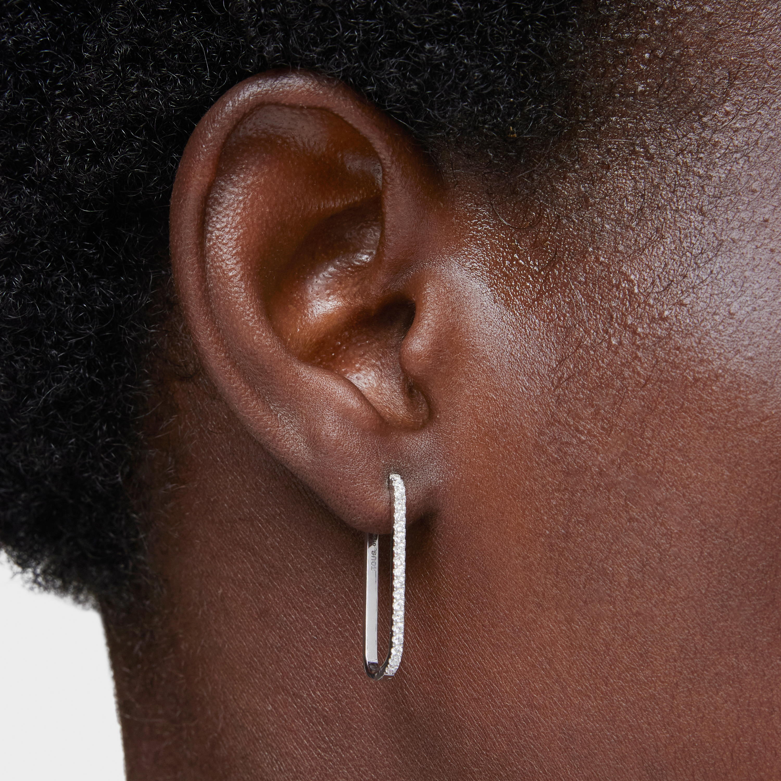 Long oval hoop Earrings in 18K white gold with diamonds Les Classiques