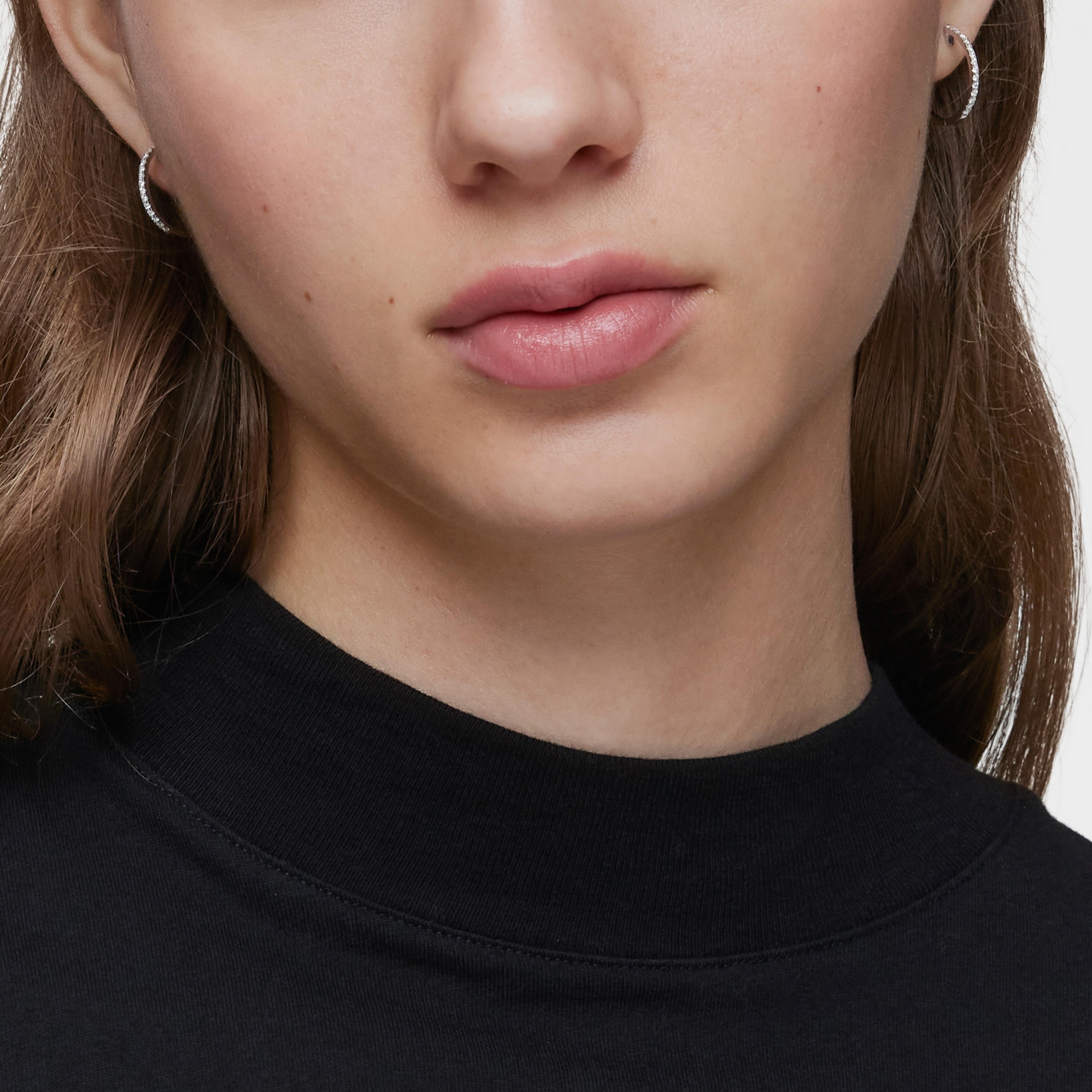 Short hoop Earrings in 18K white gold with mm diamonds Les Classiques