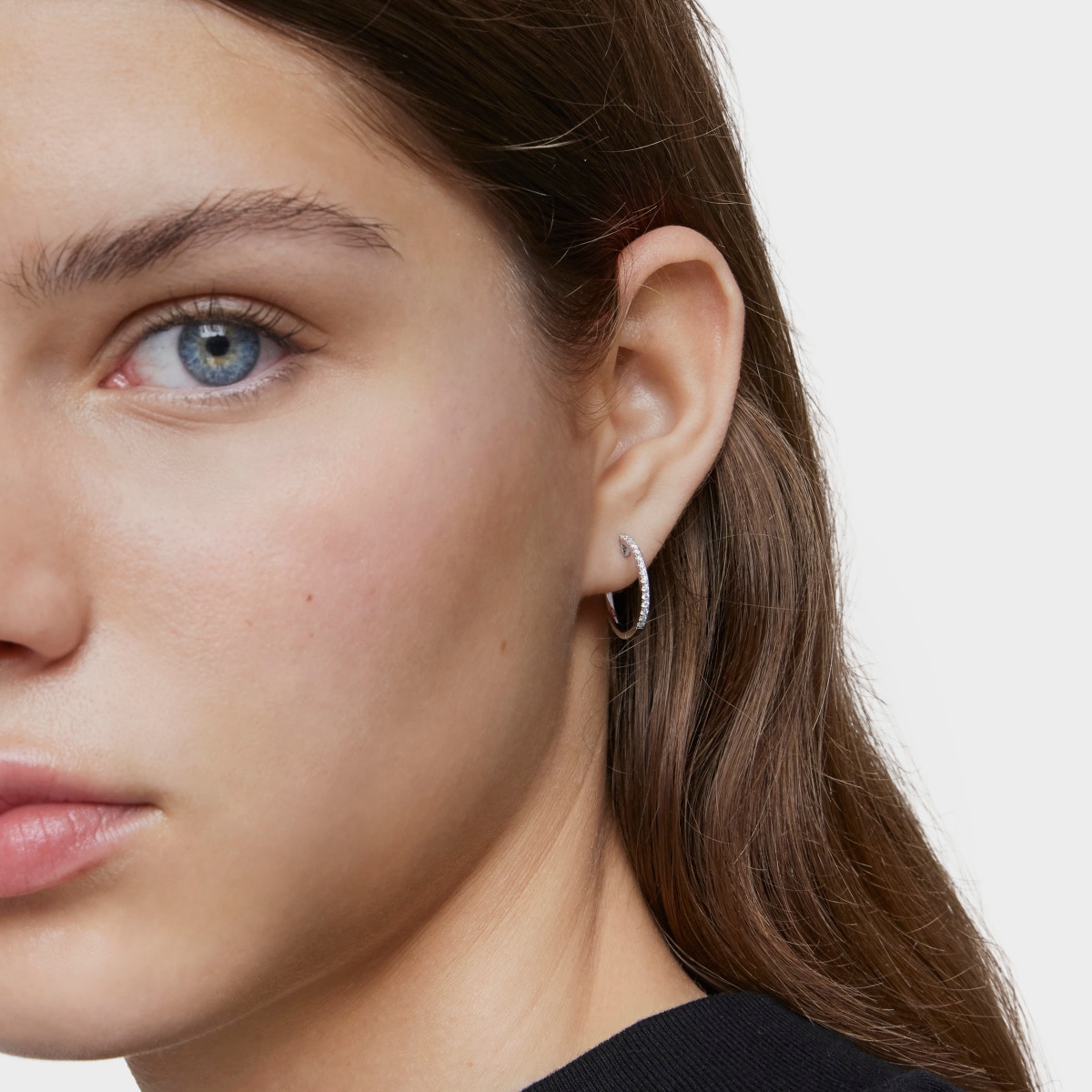 Short hoop Earrings in white gold with 14,5 mm diamonds Les Classiques