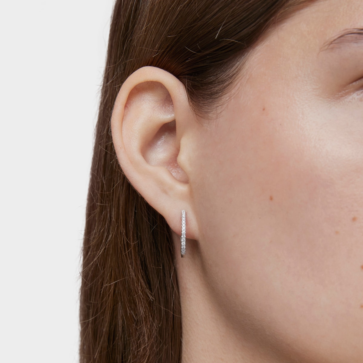 Short hoop Earrings in white gold with 14,5 mm diamonds Les Classiques