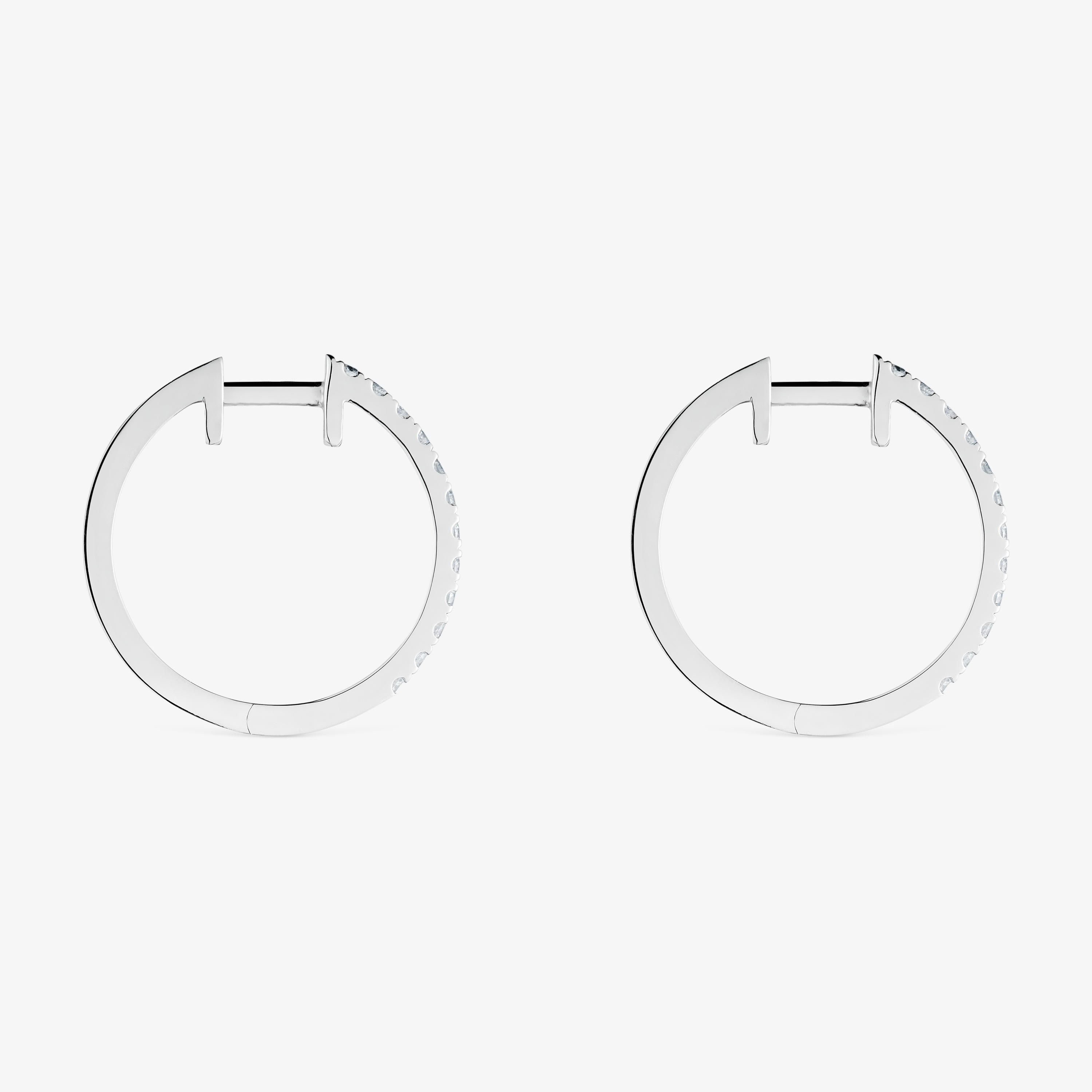 Short hoop Earrings in 18K white gold with 15 mm diamonds Les Classiques