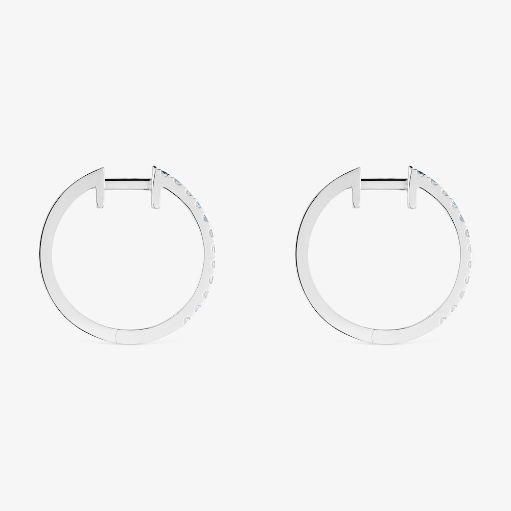 Kr&aacute;tk&eacute; kruhov&eacute; N&aacute;u&scaron;nice z&nbsp;b&iacute;l&eacute;ho zlata s&nbsp;diamanty o&nbsp;velikosti 15 mm Les Classiques