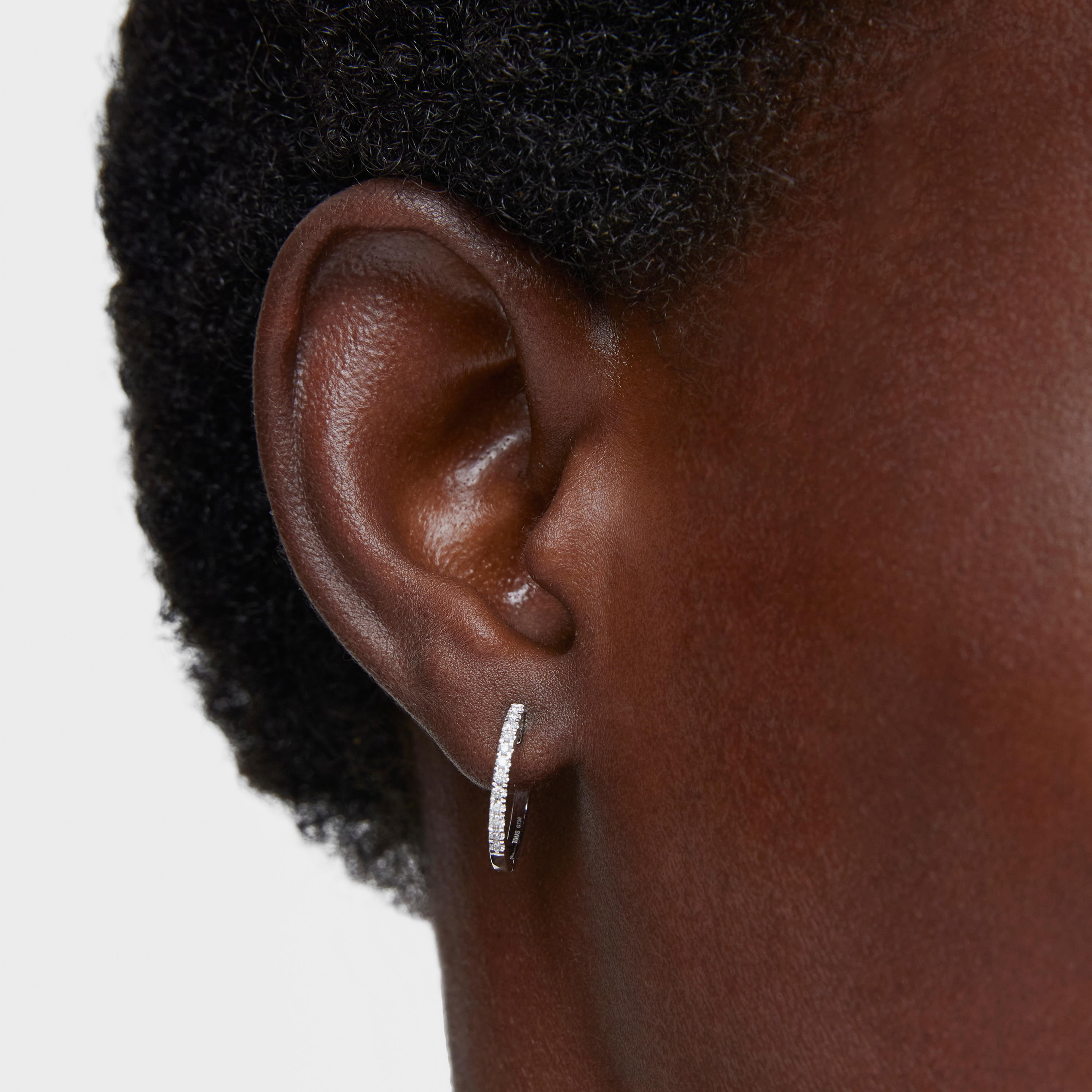 Short hoop Earrings in 18K white gold with 15 mm diamonds Les Classiques