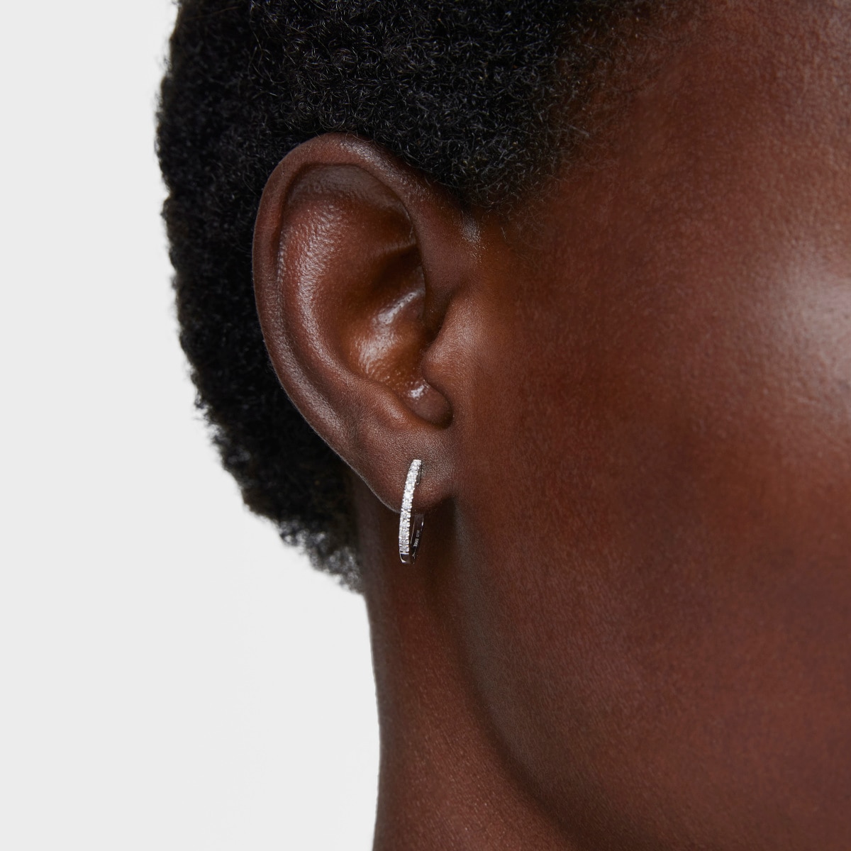 Short hoop Earrings in white gold with 12,5 mm diamonds Les Classiques