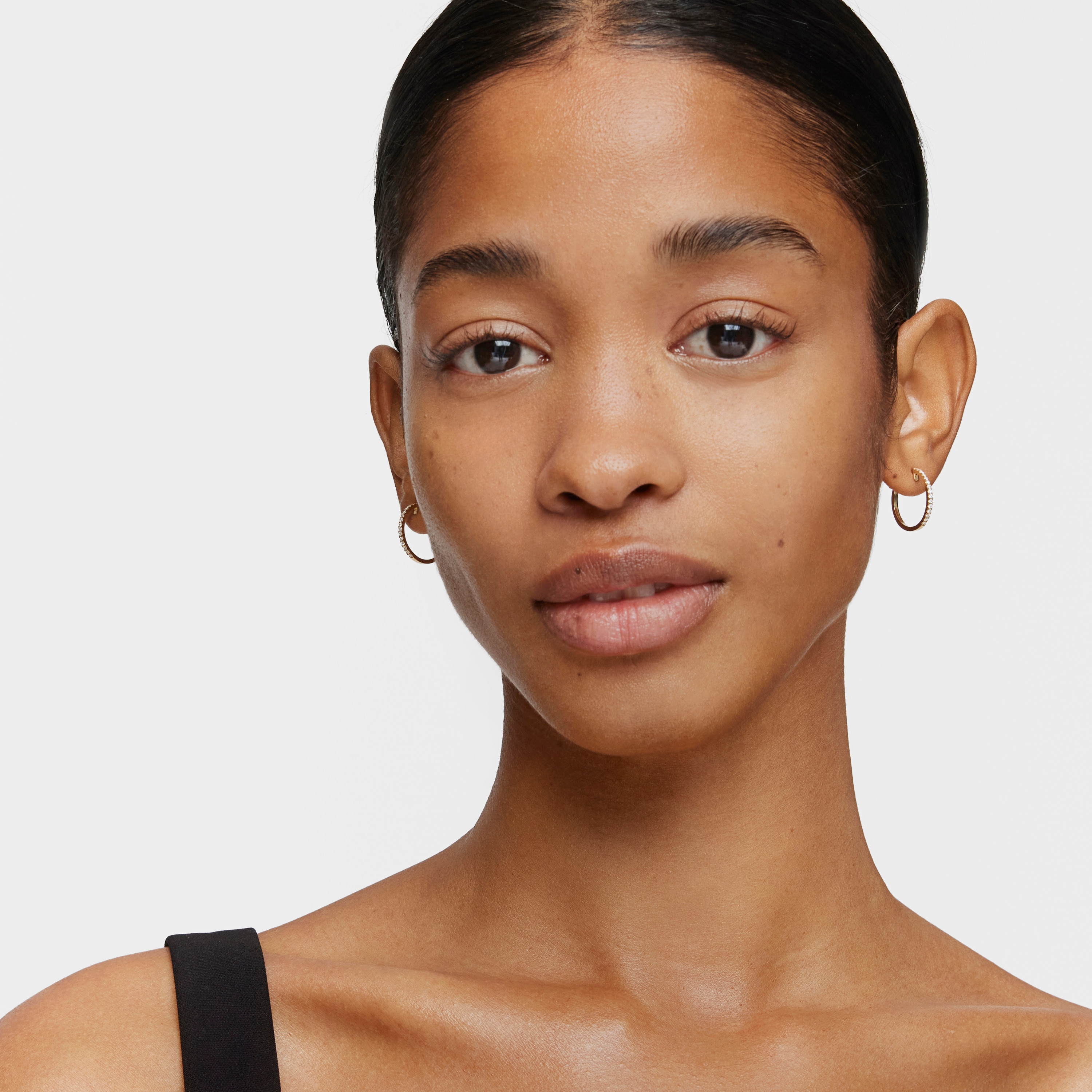 Short hoop Earrings in 18K solid gold with mm diamonds Les Classiques