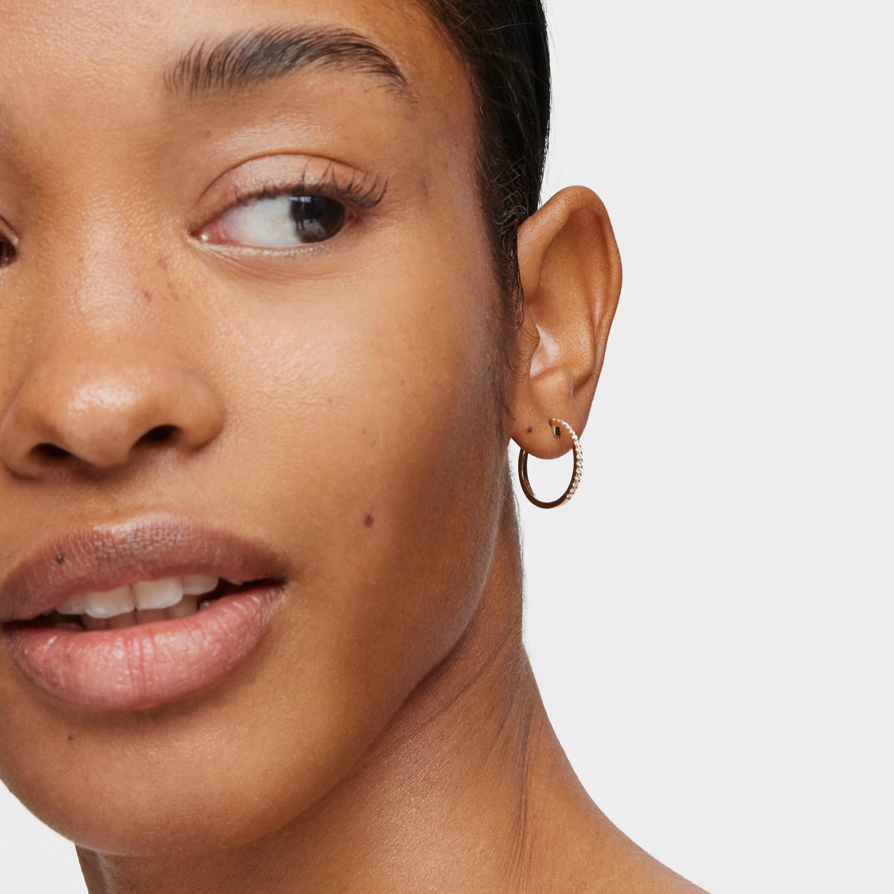 Short hoop Earrings in 18K solid gold with mm diamonds Les Classiques