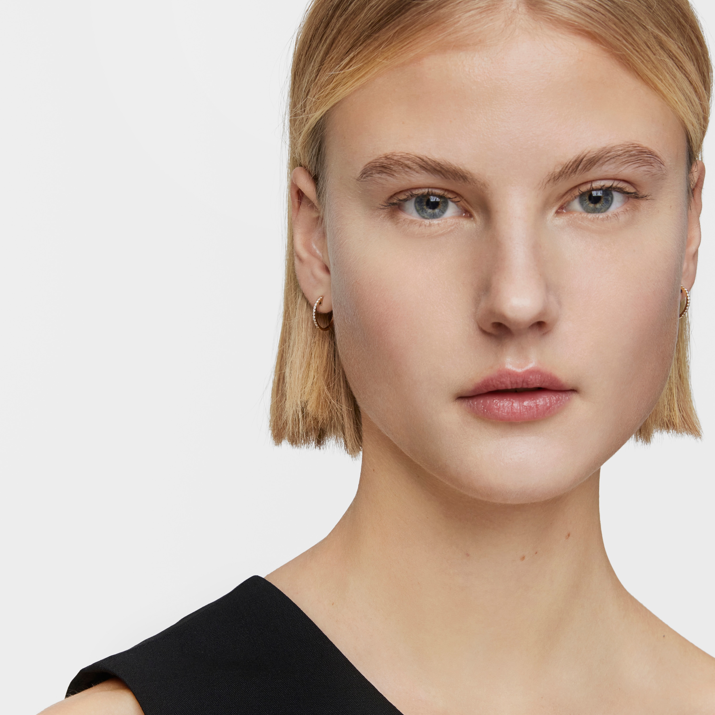 Short hoop Earrings in 18K solid gold with 15 mm diamonds Les Classiques