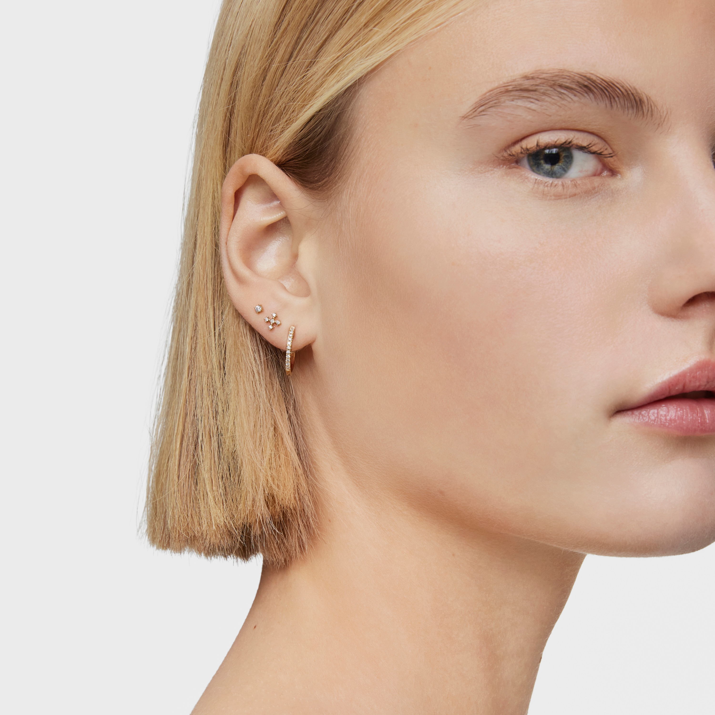 Short hoop Earrings in 18K solid gold with 15 mm diamonds Les Classiques