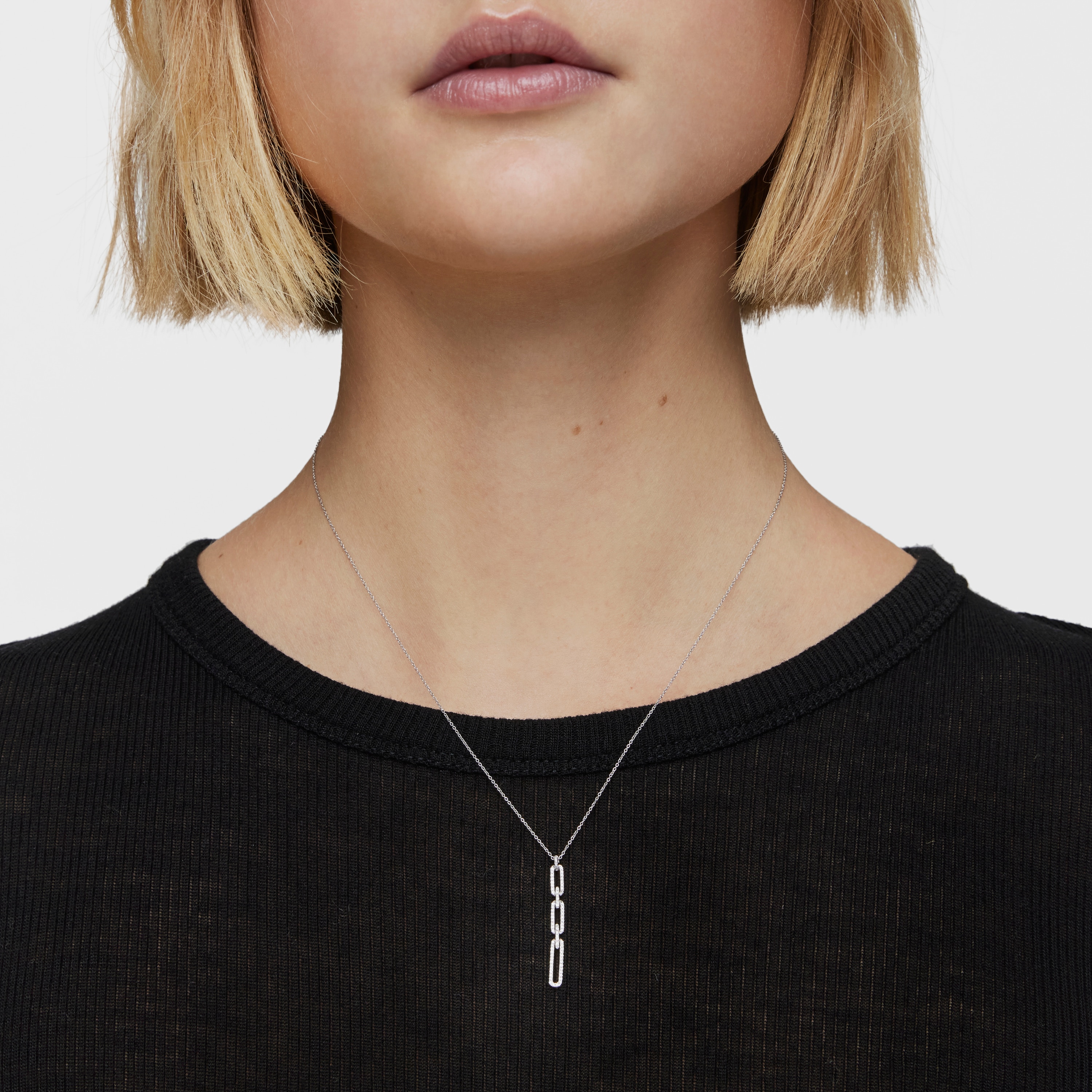 Short oval Necklace in 18K white gold with diamonds Les Classiques