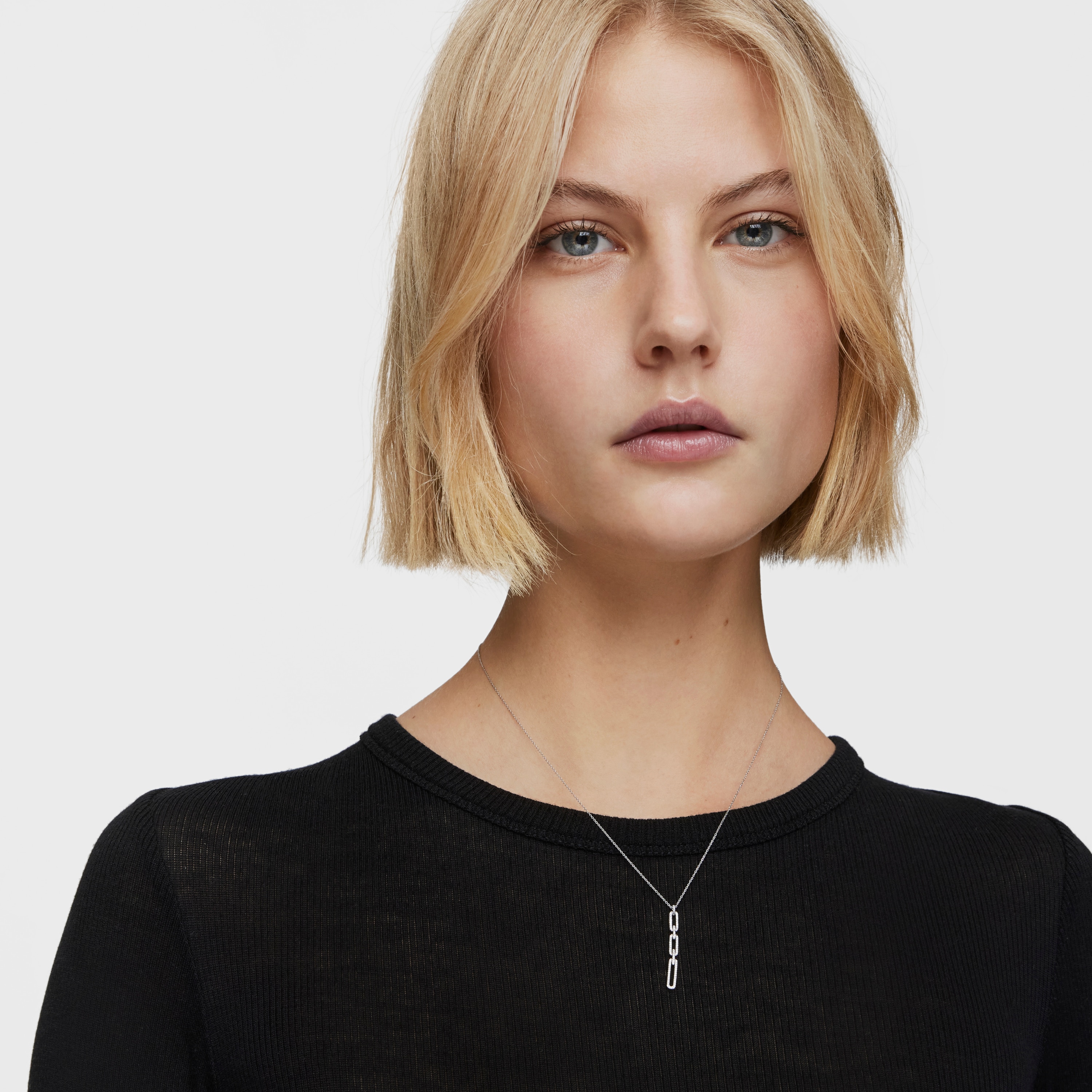 Short oval Necklace in 18K white gold with diamonds Les Classiques