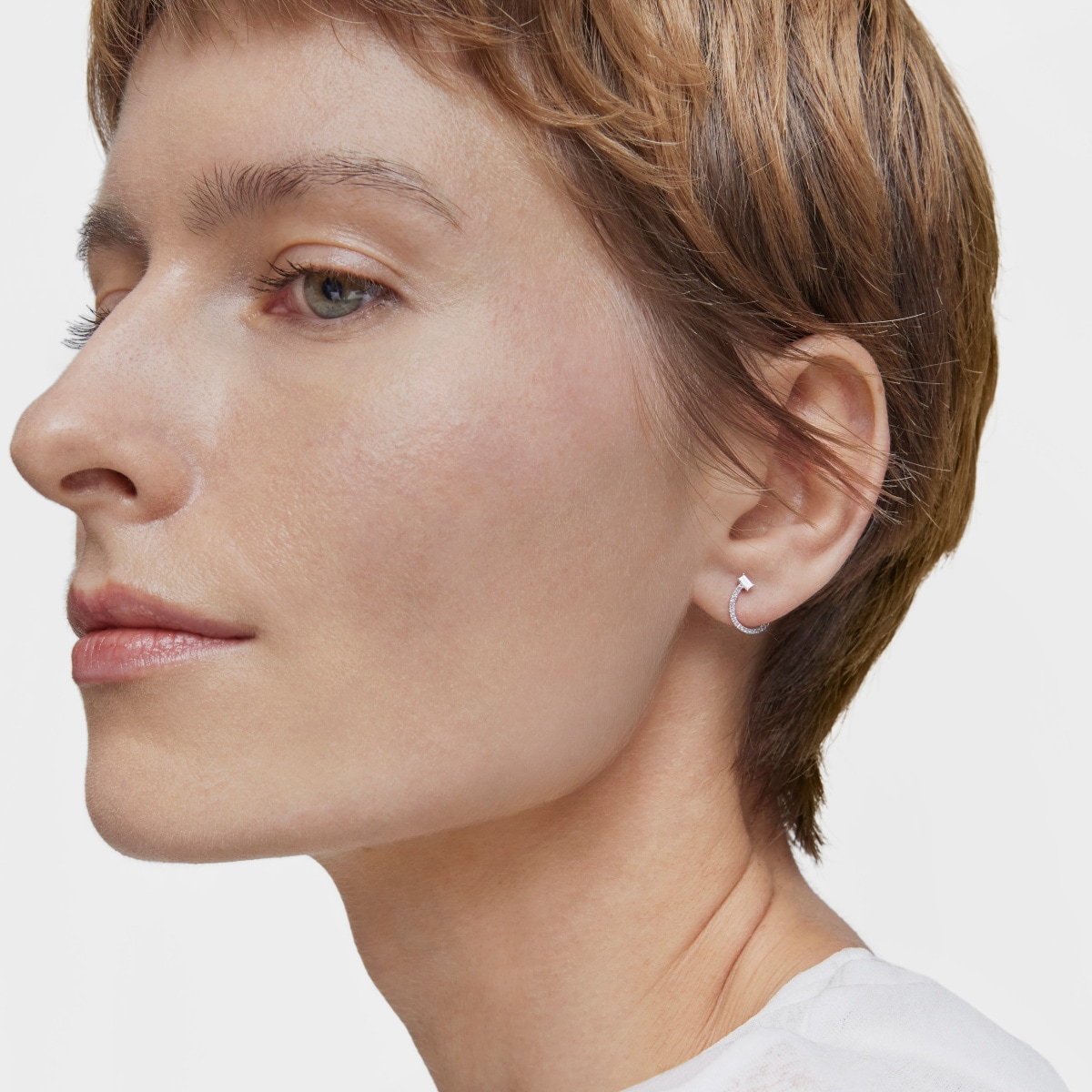 Medium short hoop Earrings in white gold with diamonds Les Classiques