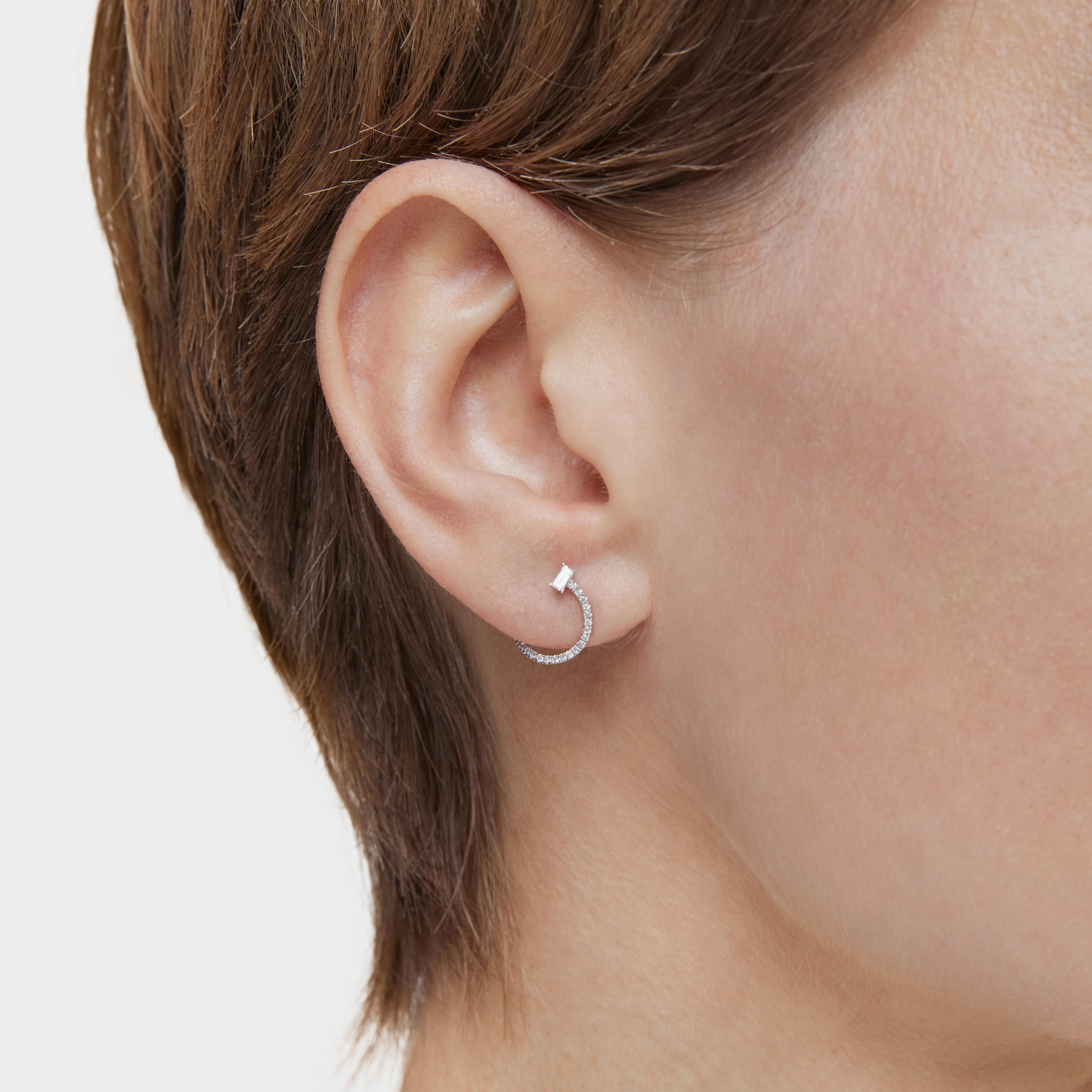 Medium short hoop Earrings in 18K white gold with diamonds Les Classiques