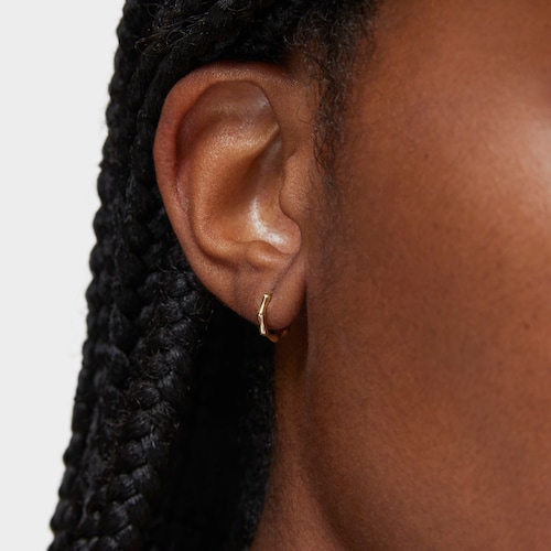 Pendiente aro individual de oro con detalles Basics