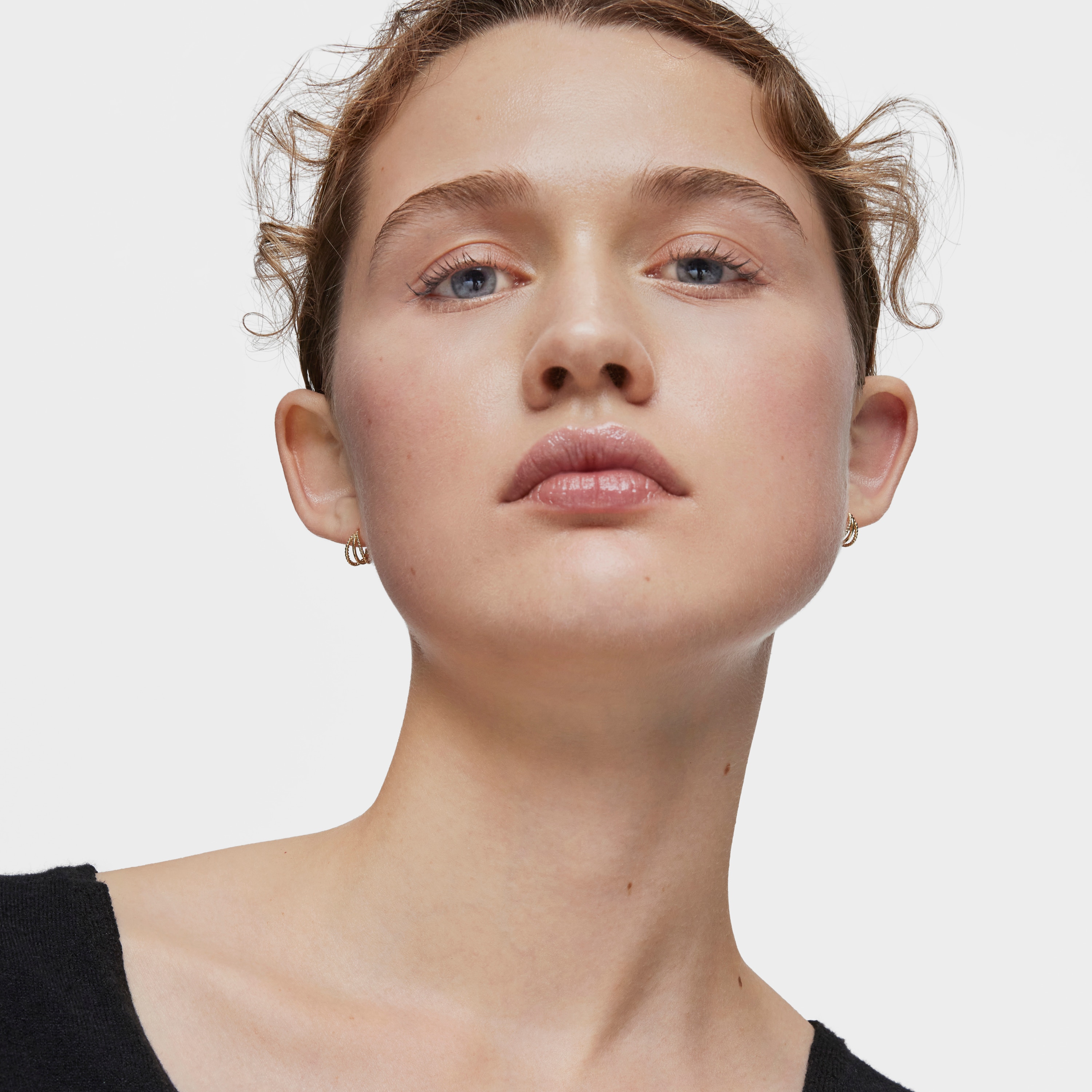 Short triple hoop Earrings with embossed gold Basics