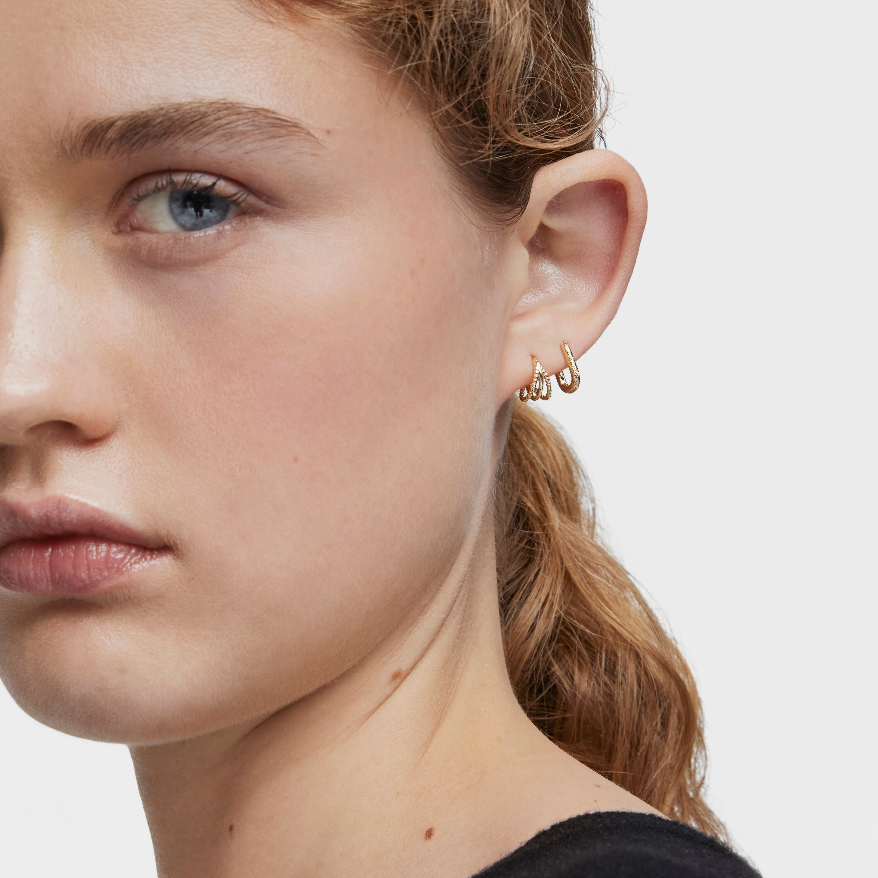 Short triple hoop Earrings with embossed 18K solid gold Basics