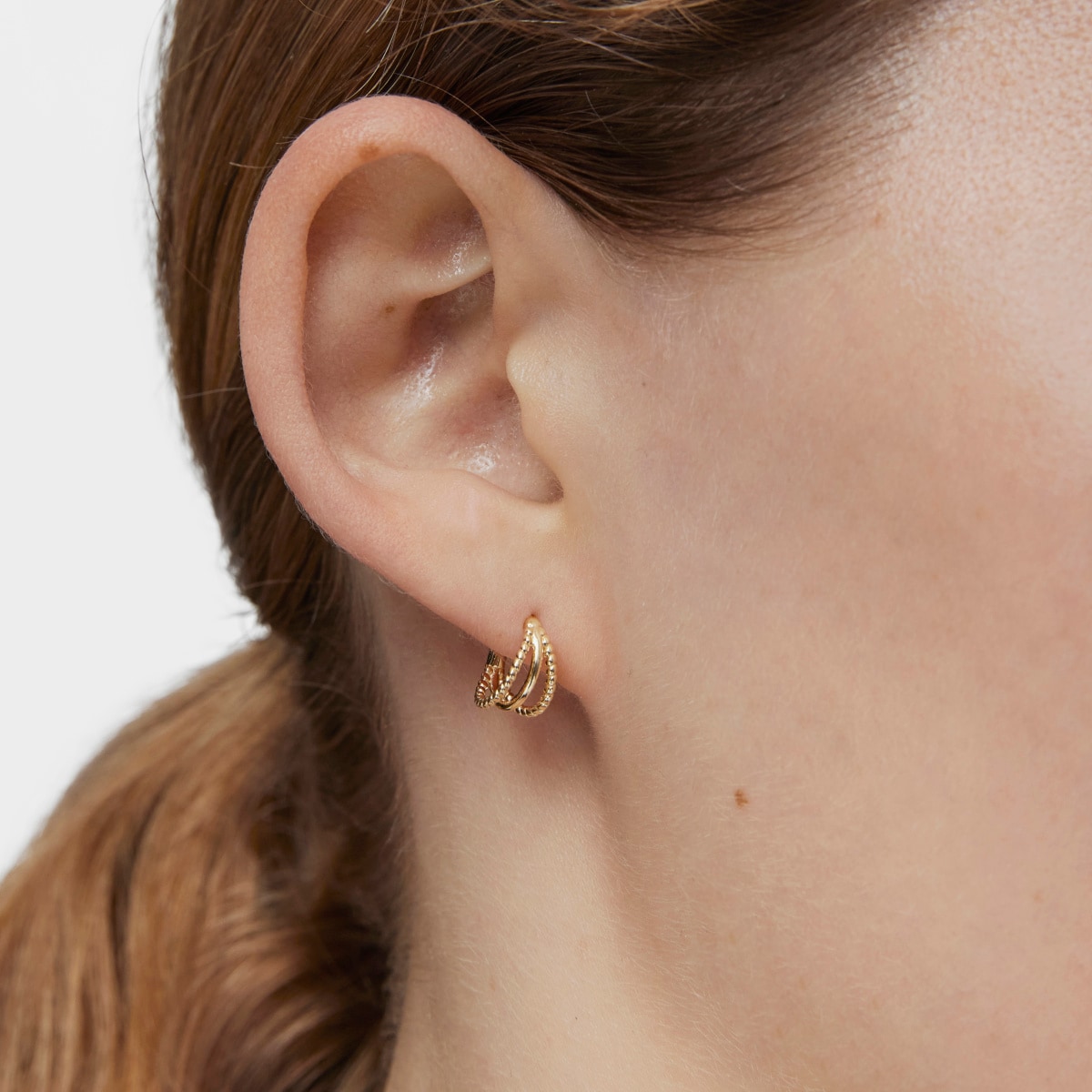 Pendientes de oro triple aro cortos con relieve Basics